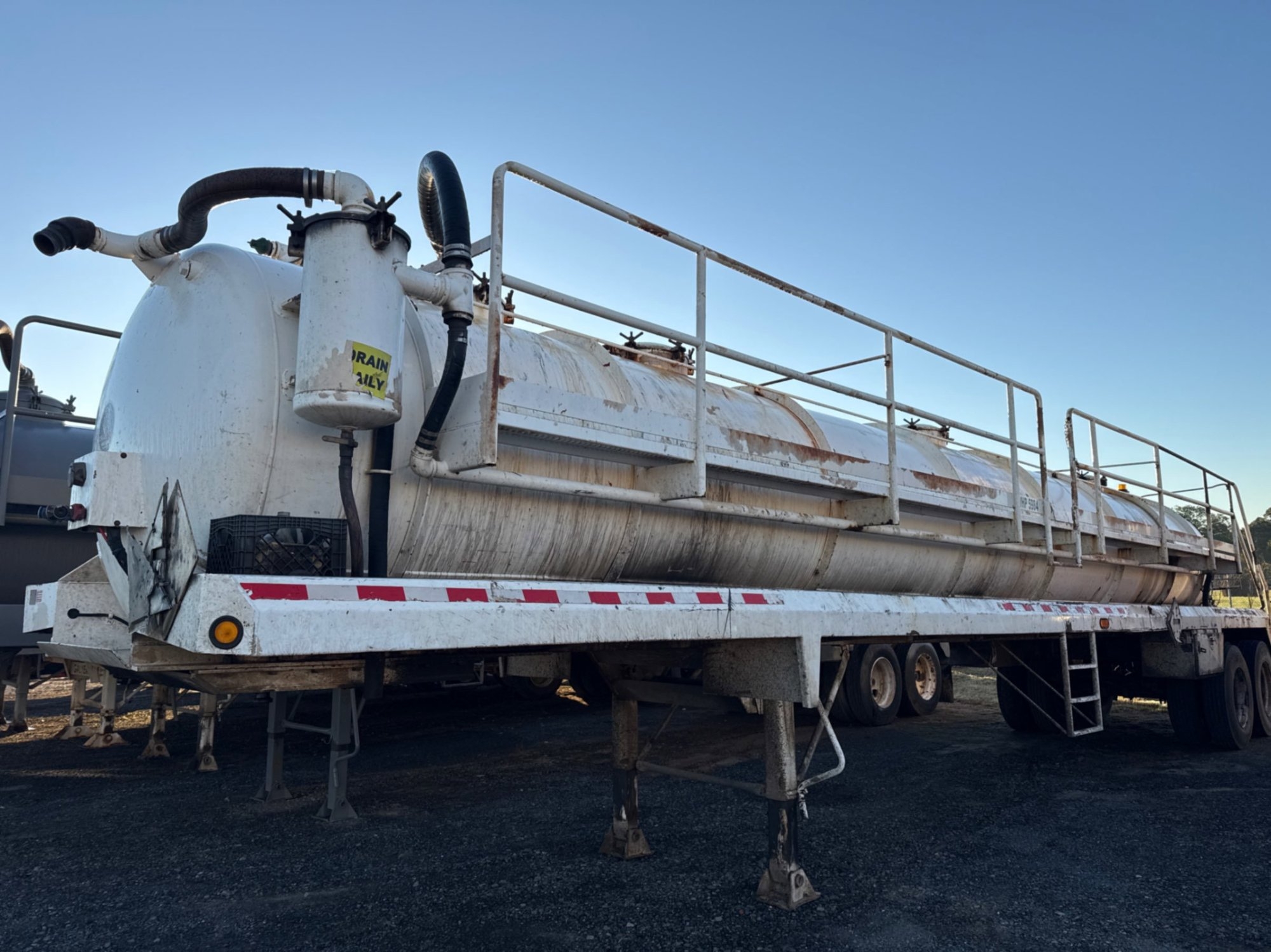 2015 DRAGON 130BBL VAC TRAILER (A55745)