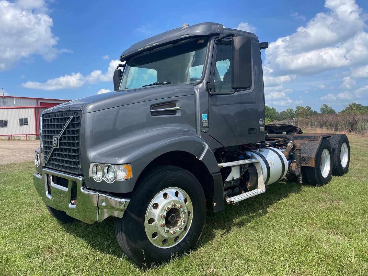 2014 VOLVO VHD DAYCAB (A50854)