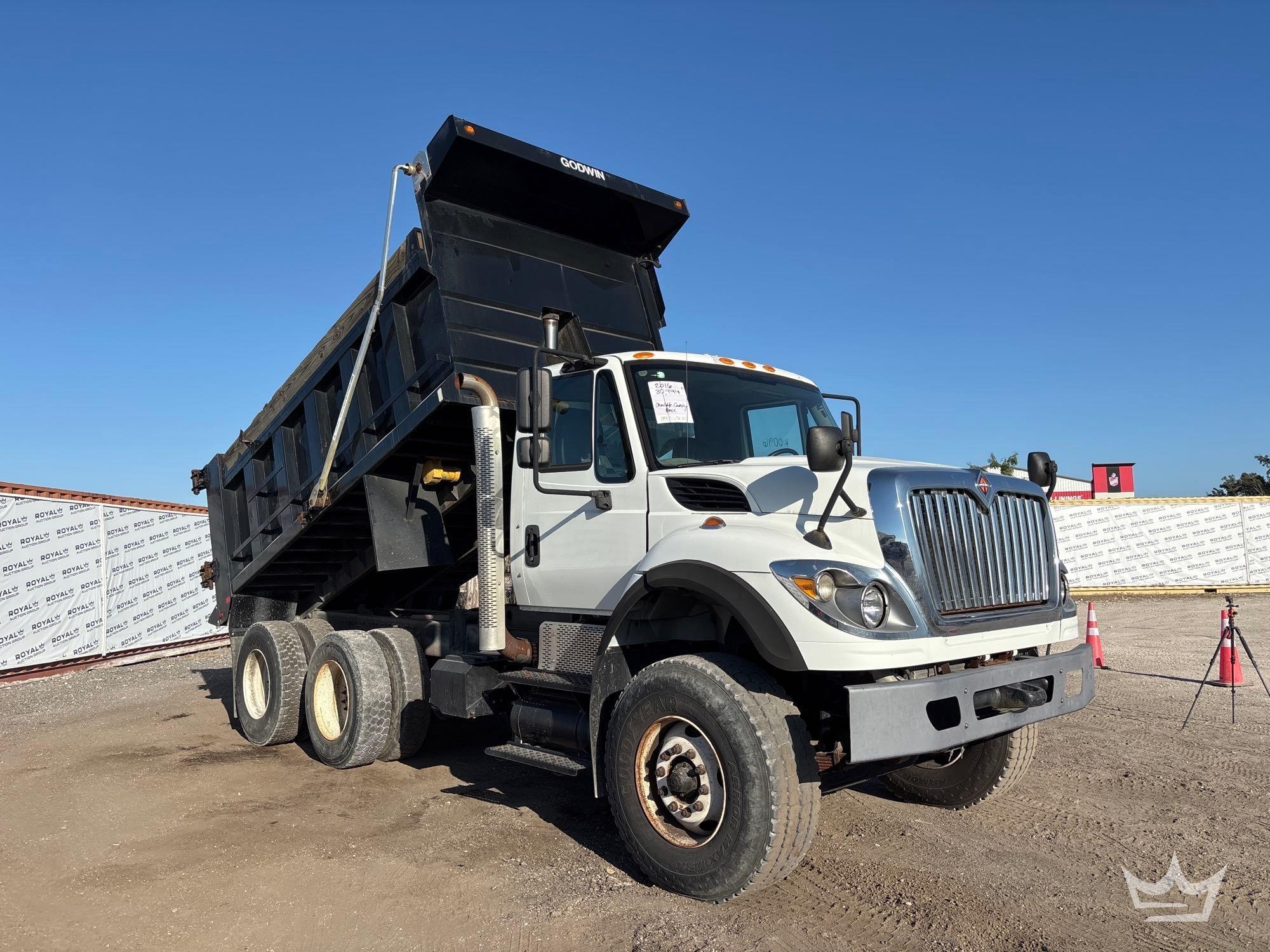 2016 International WorkStar 7500 T/A Dump Truck (A61573)