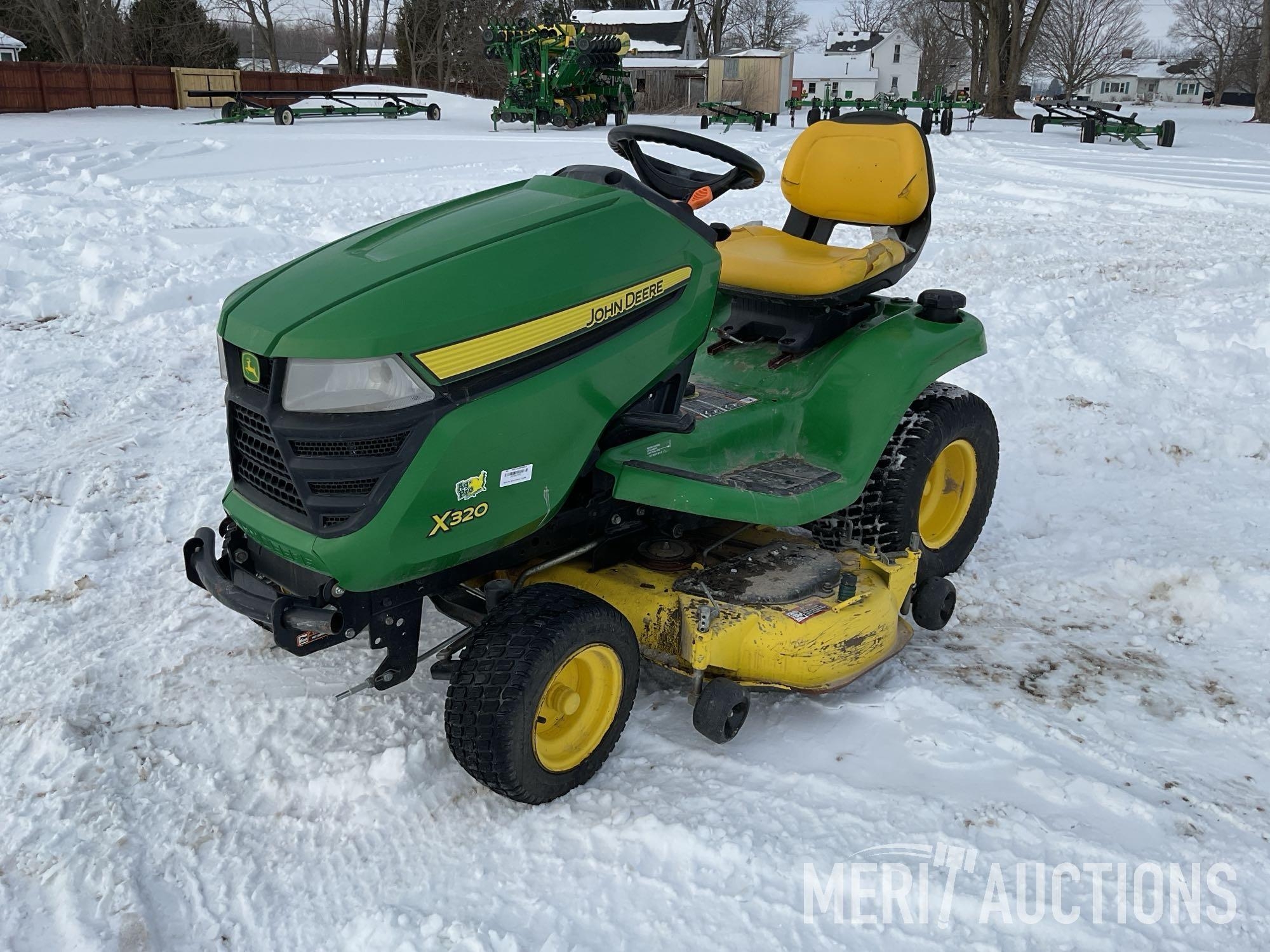 2015 John Deere X320 Lawn Mower (A63116)
