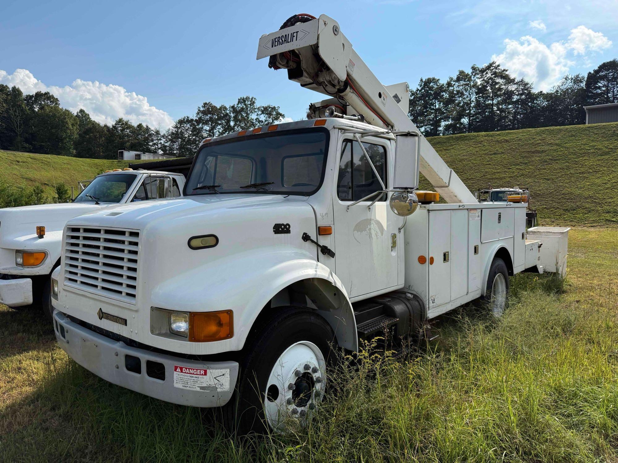 2001 International 4700 Bucket Truck, VIN # 1HTSCABNX1H380565 (A54865)
