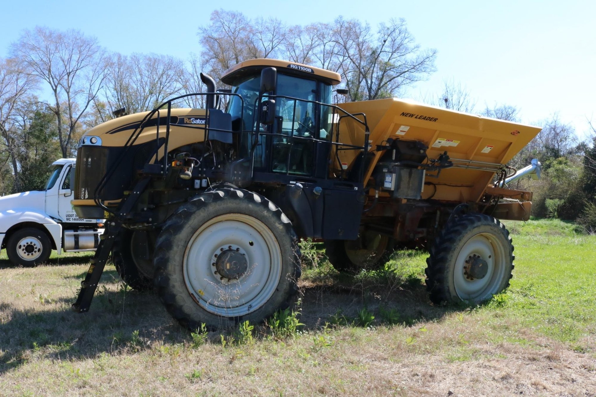 2016 RoGator RG1100B Self-Propelled Fertilizer Spreader - Slingshot, Raven Display, Leather Seat (A50397)