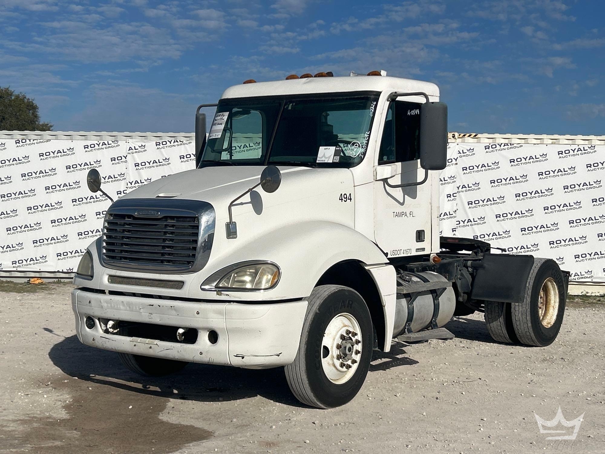 2007 Freightliner Columbia 120 S/A Day Cab Truck Tractor (A61573)