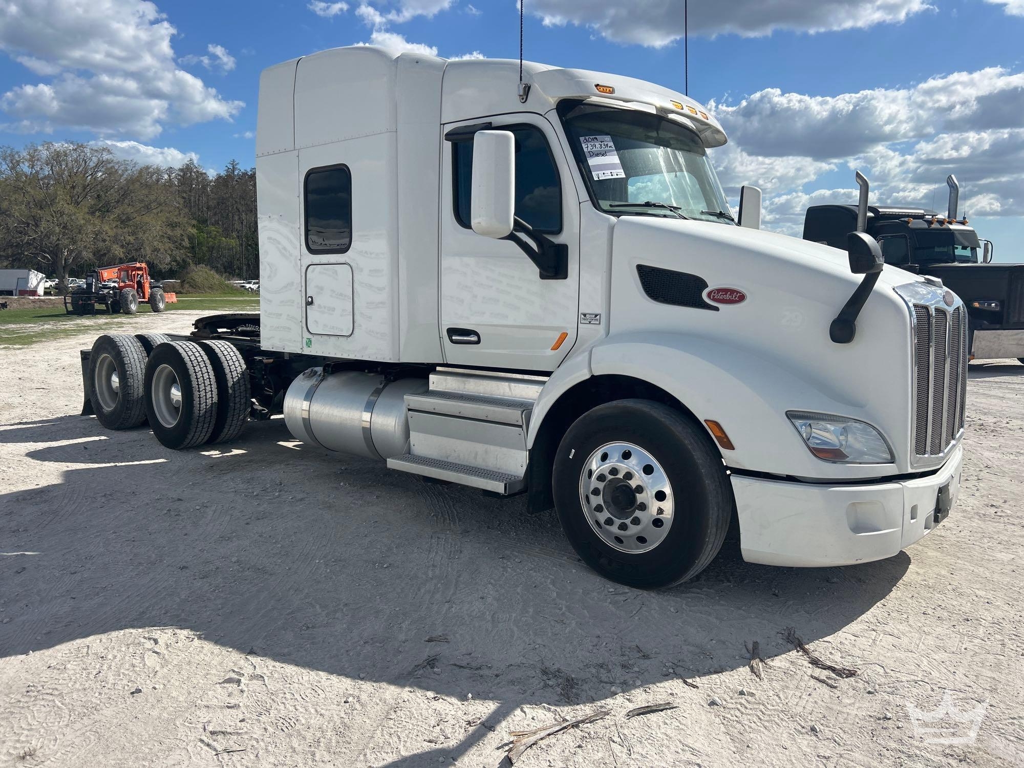 2019 Peterbilt 579 T/A Sleeper Cab Truck Tractor (A64556)