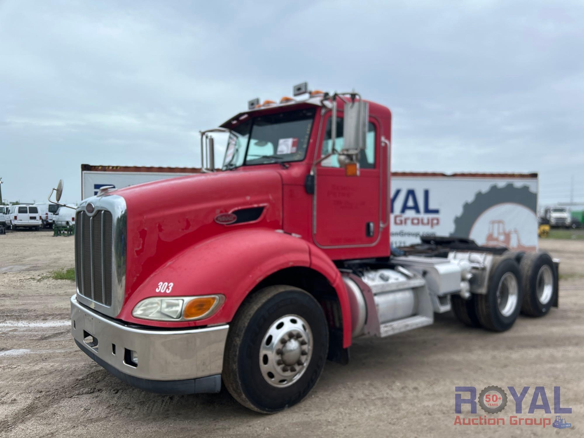 2009 Peterbilt 384 T/A Wet Kit Day Cab Truck Tactor (A50323)