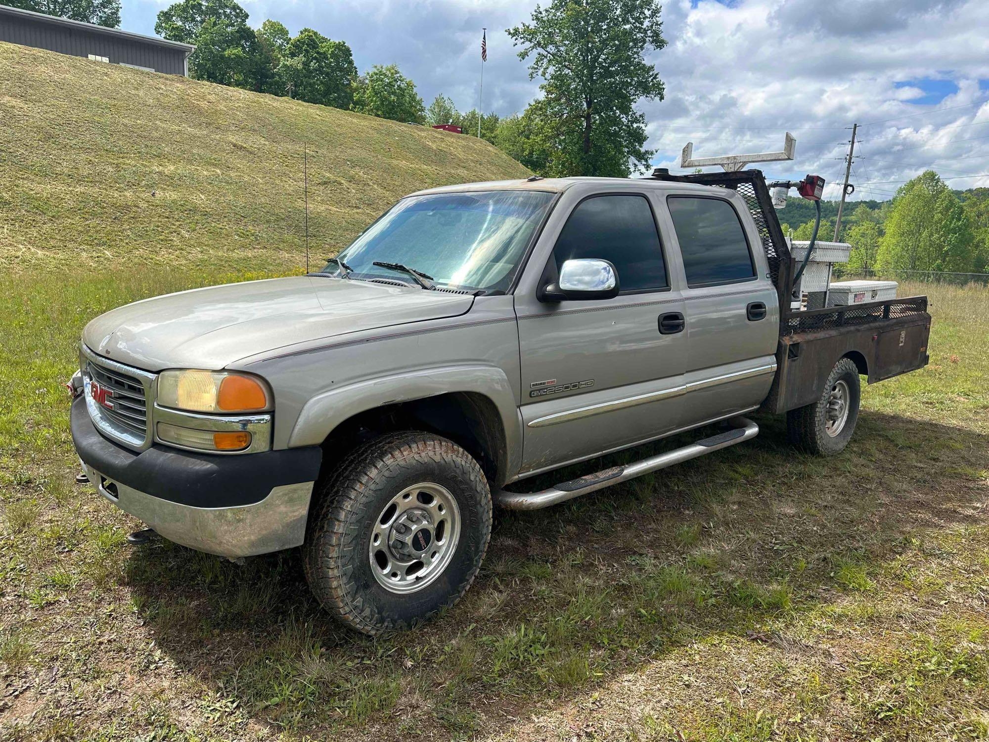 2002 GMC Sierra 2500 4x4 Flatbed Truck, VIN # 1GTHK23112F232779 (A48836)