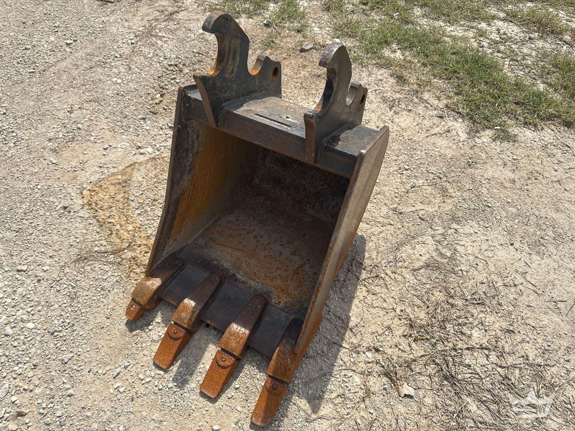 Kubota K7874 18in Digging Tooth Bucket Excavator Attachment (A60352)