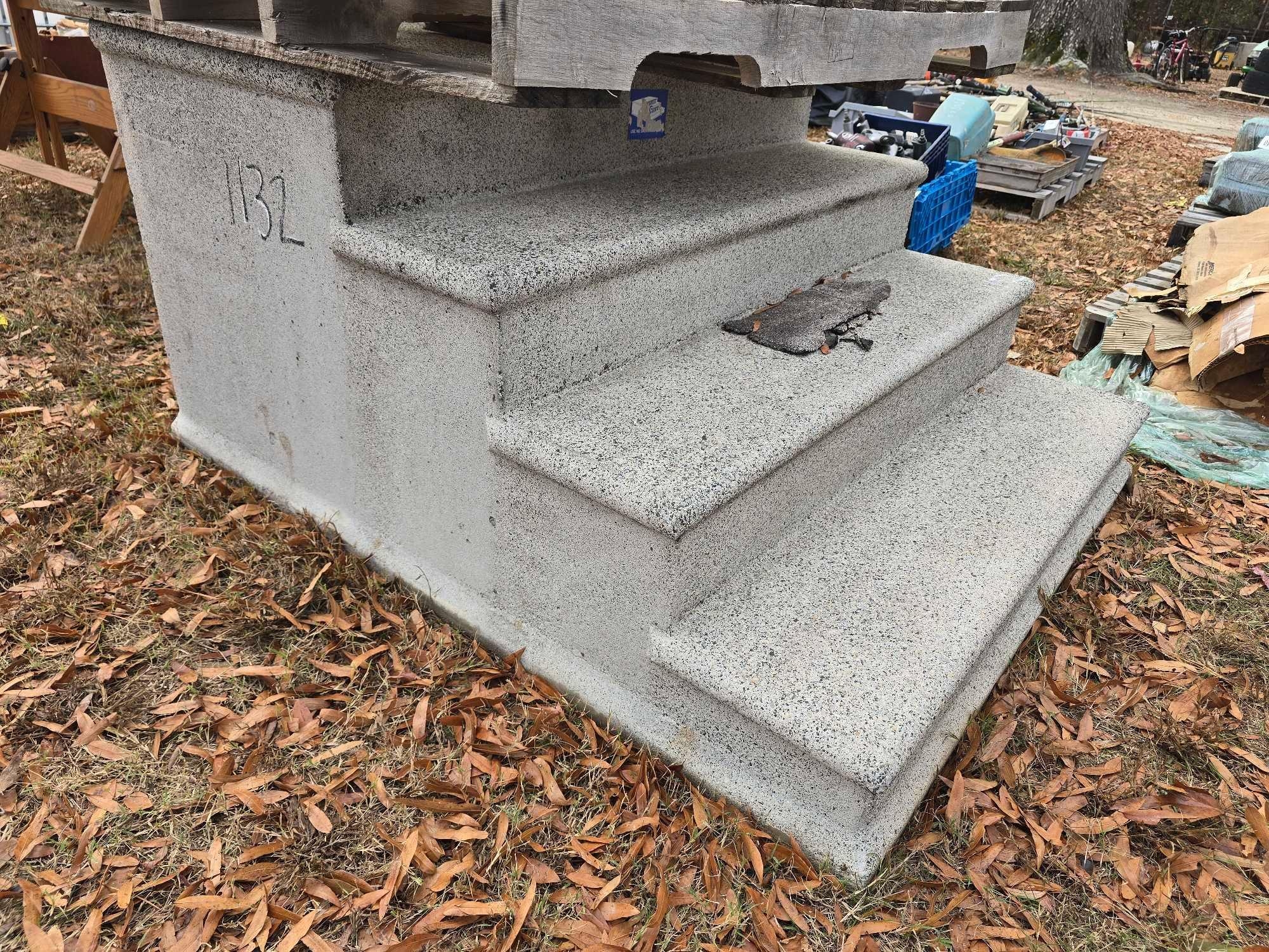 SET OF PRECAST STEPS (A58374)