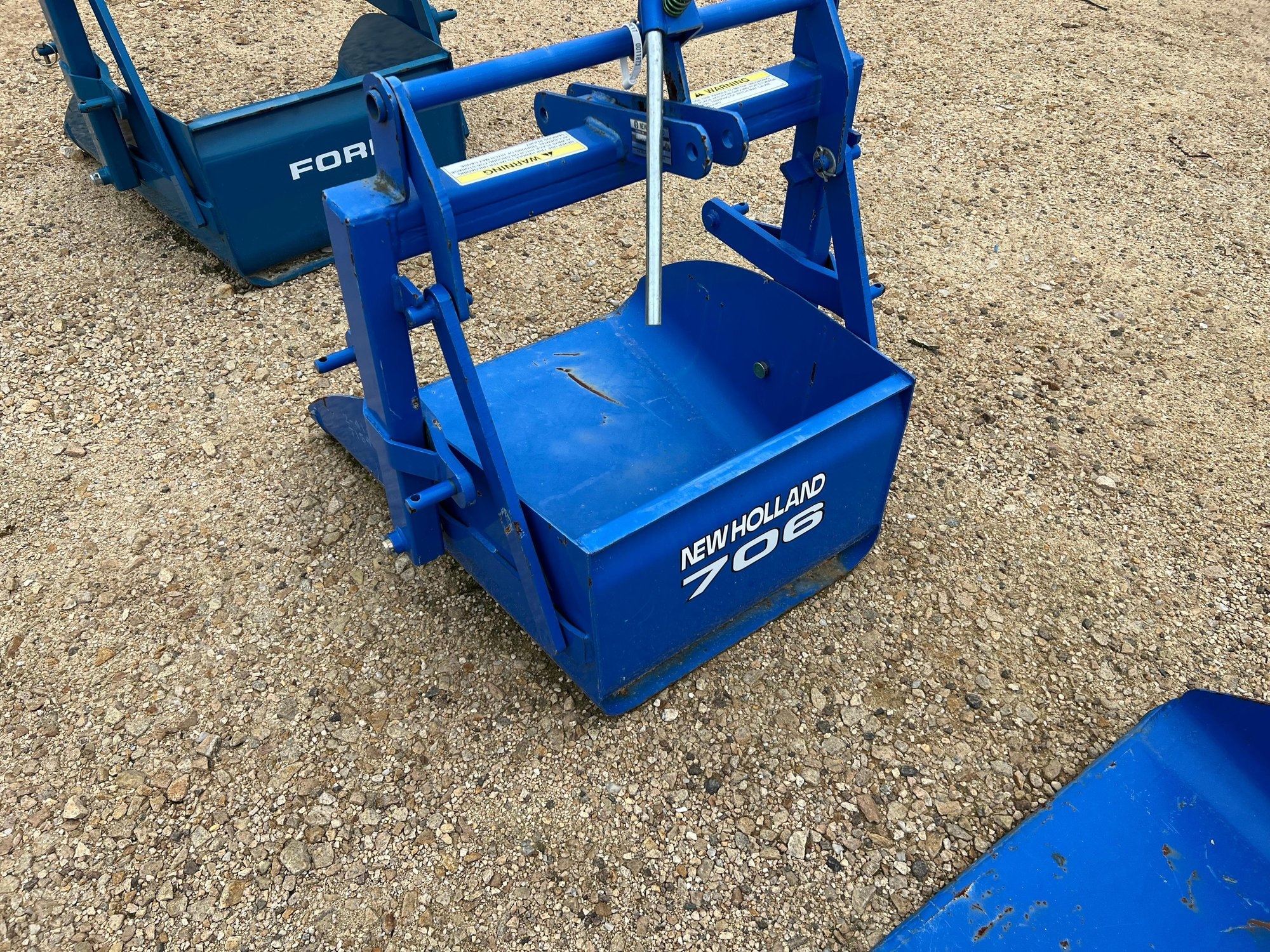 NEW HOLLAND 706 30 INCH 3PT DIRT SCOOP (A55302)