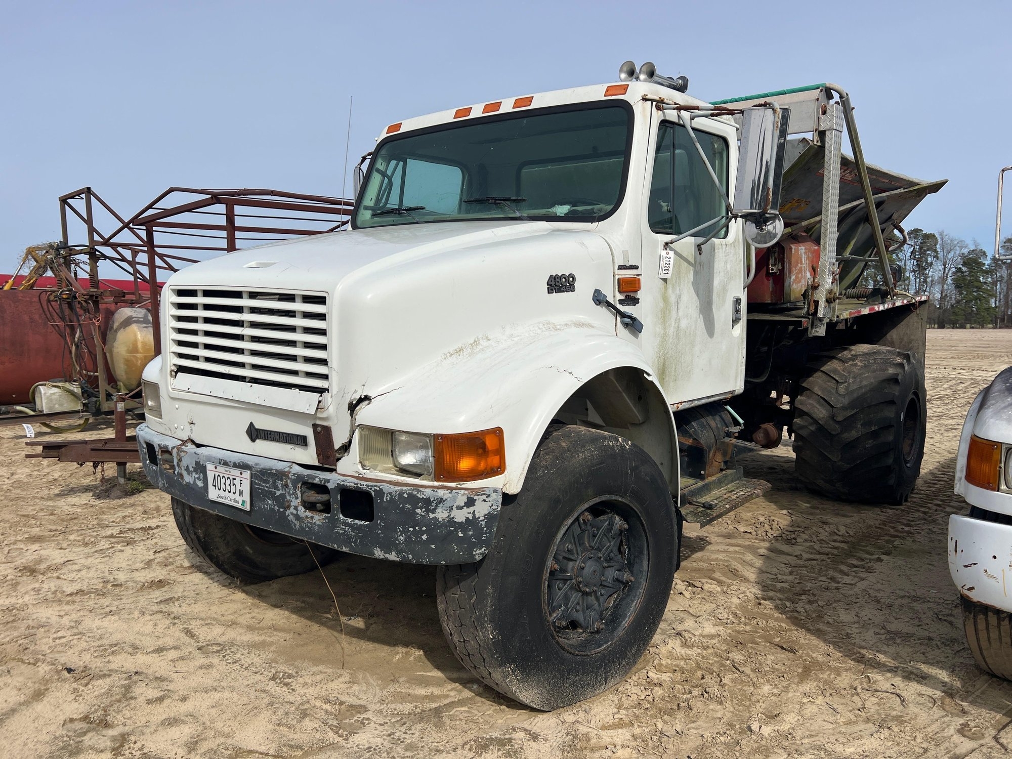 1996 INTERNATIONAL 4800 SPREADER TRUCK (A63291)