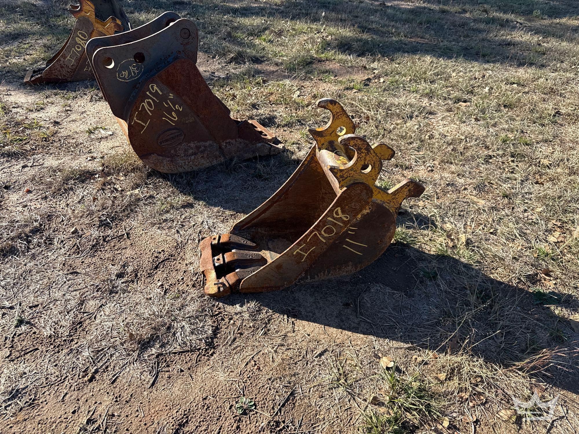 John Deere 12in Channel Tooth Bucket Excavator Attachment (A60352)