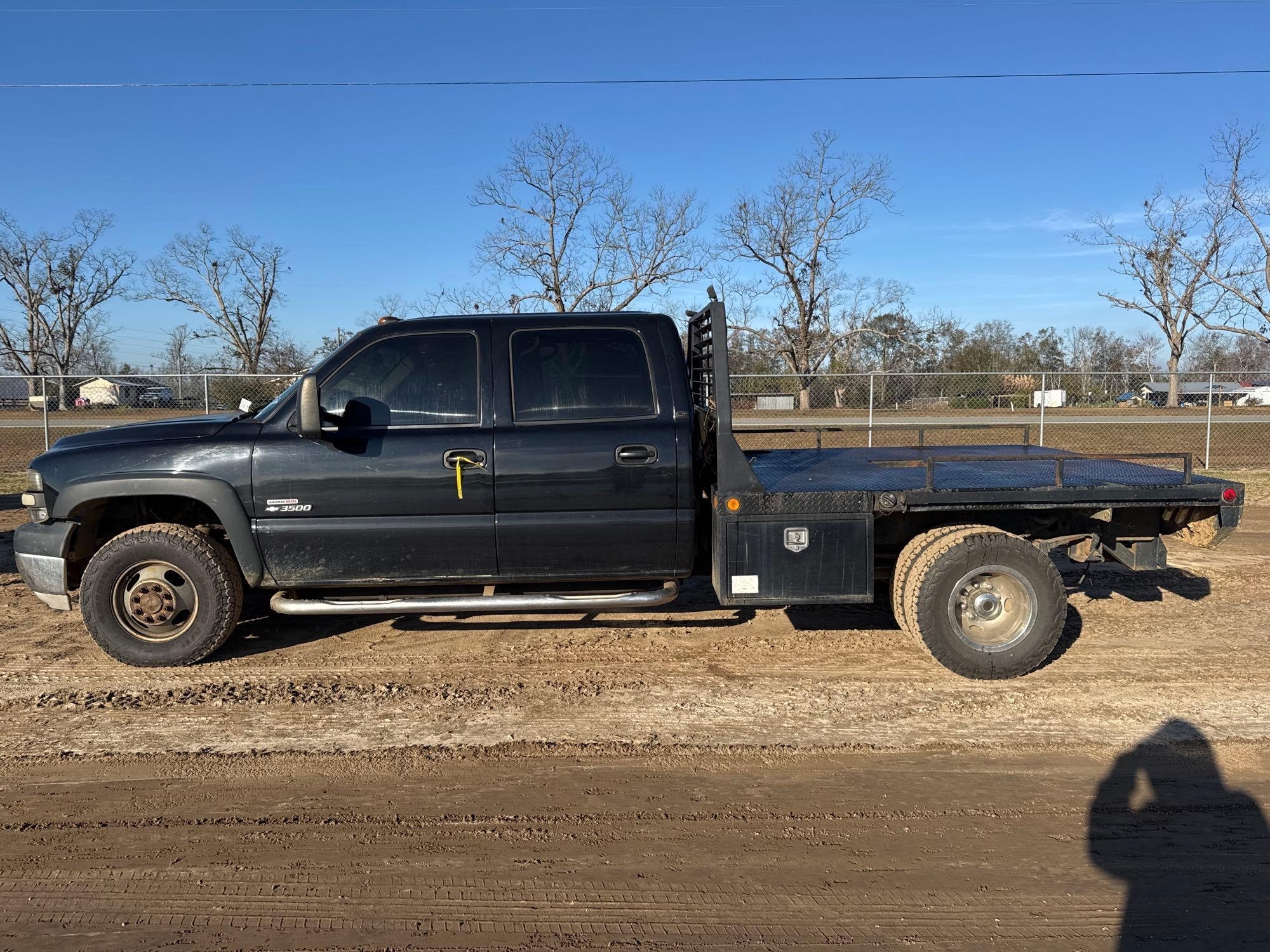 2002 CHEVROLET 3500 FLATBED TRUCK (A60430)