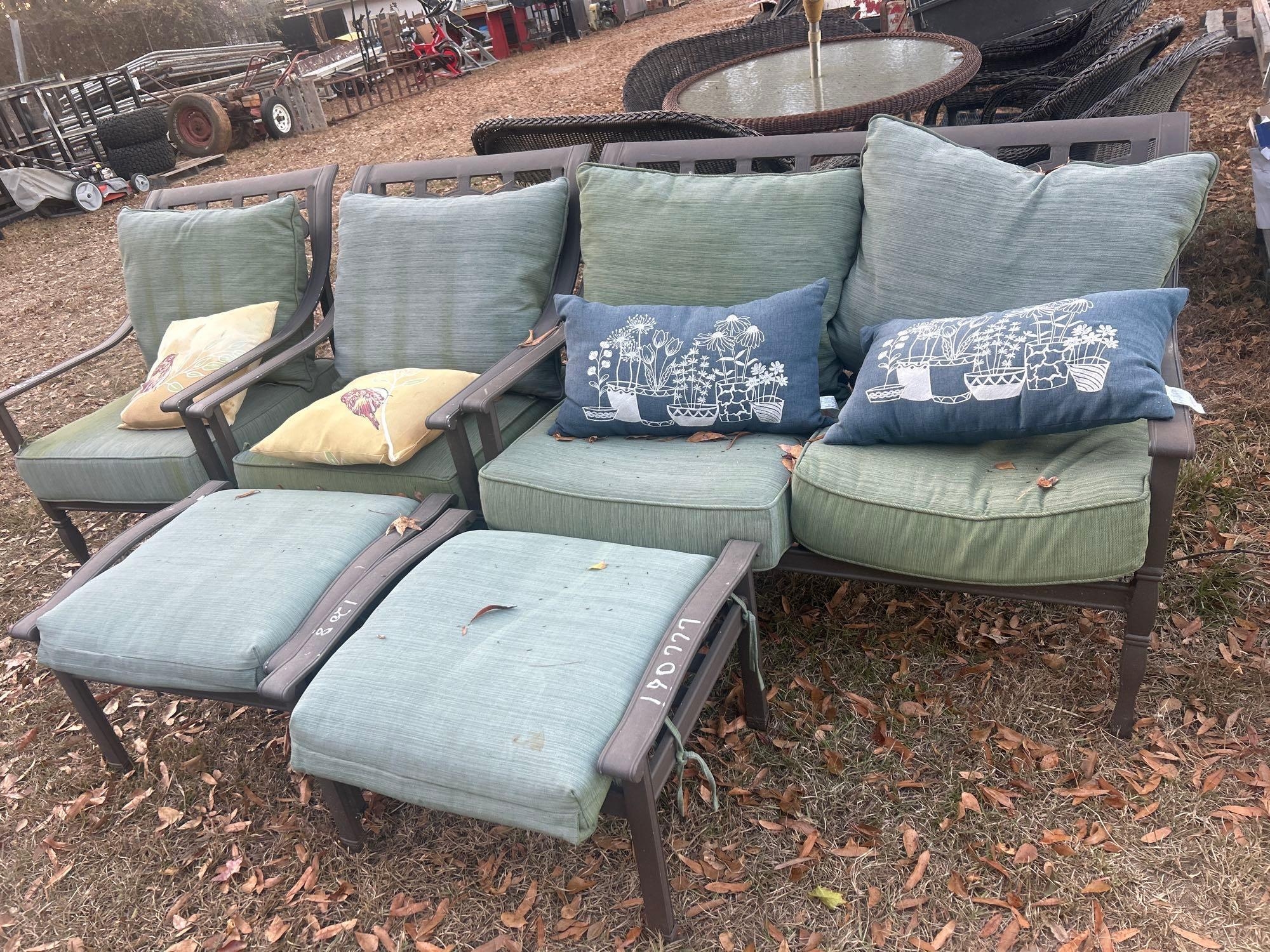 LOT OF OUTDOOR FURNITURE (A58374)