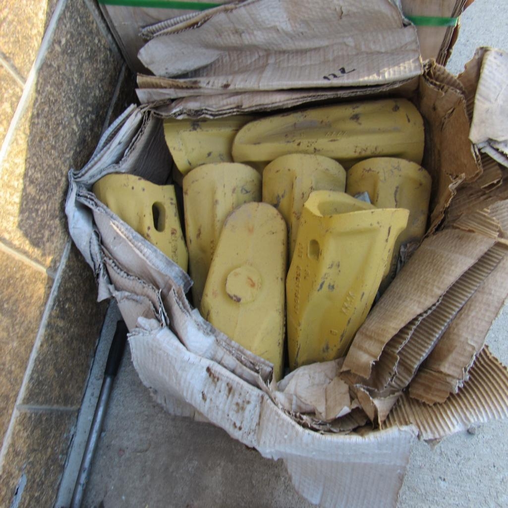 LOT: (8) Wheel Loader Bucket Teeth (A59076)