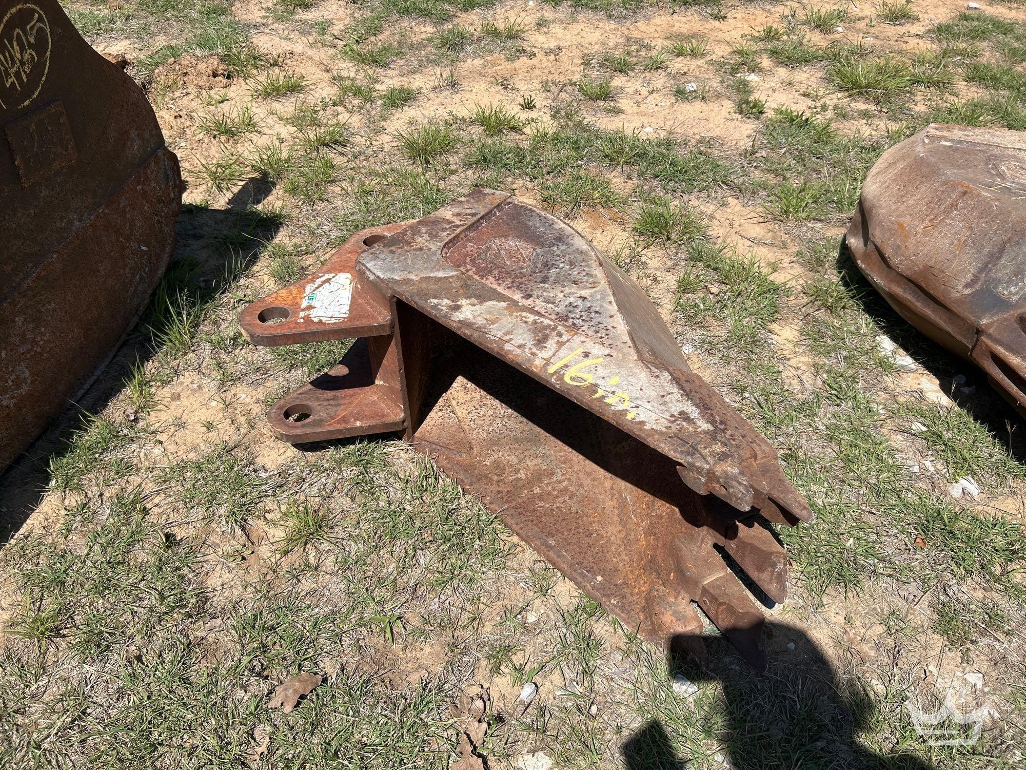 Hensley 16in. Bucket with Teeth Excavator Attachment (A64194)