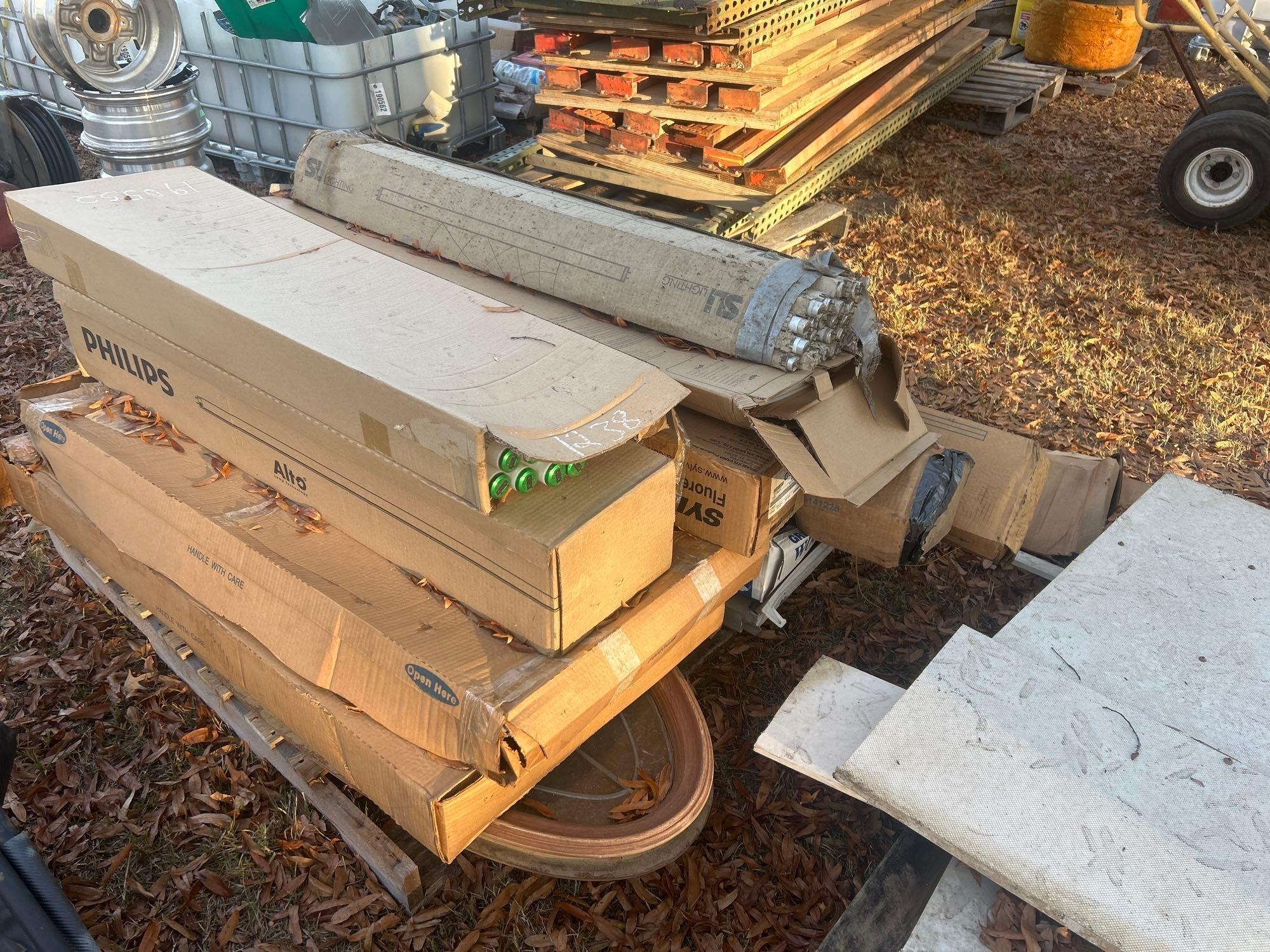 PALLET OF FLUORESCENT LIGHT BULBS (A58374)