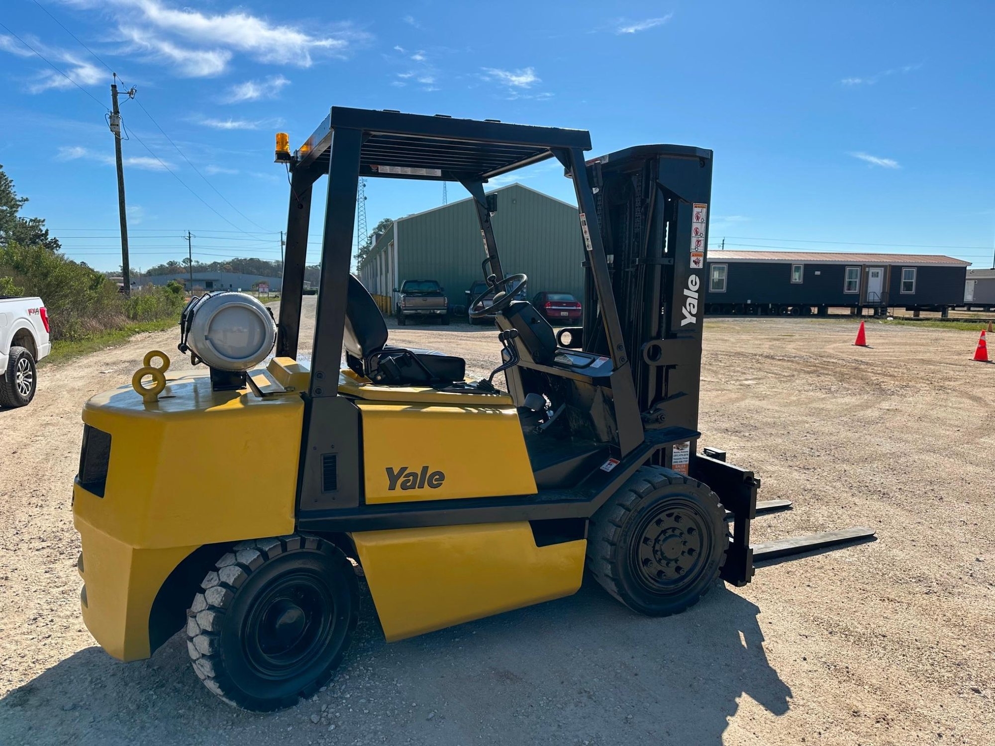 2014 Yale 3 stage 8500lbs lift solid tire forklift (A50397)