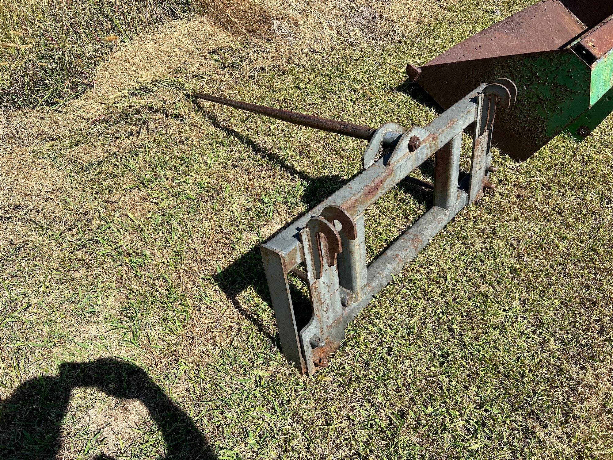 Bale Spear - Fits John Deere 300/400/500 Series Carrier (A55301)