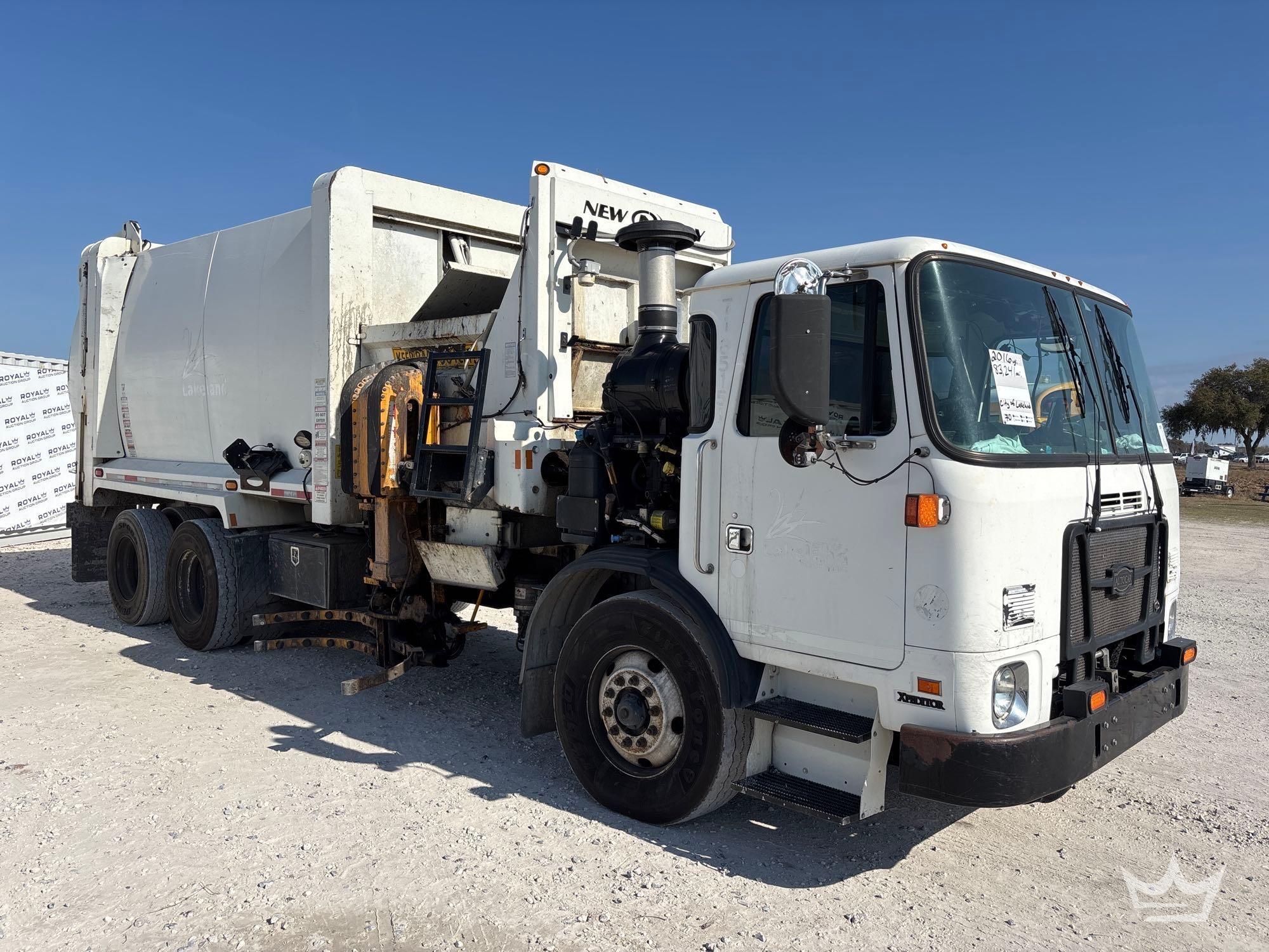 2016 Autocar Xpeditor T/A Side Loader Garbage Truck (A61573)
