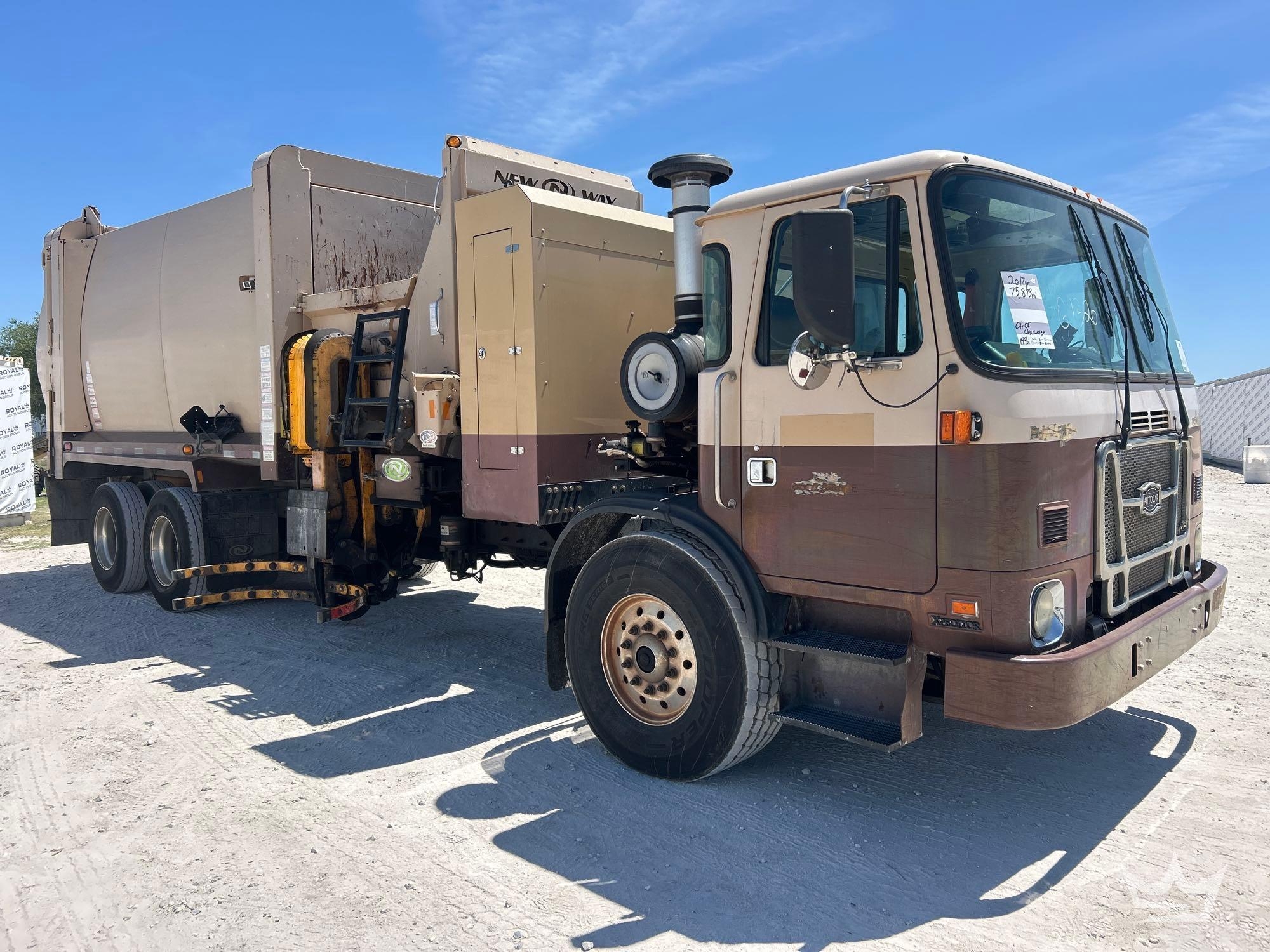 2017 Autocar Xpeditor T/A New Way 31ASL 31yd Side Loader Garbage Truck (A66736)