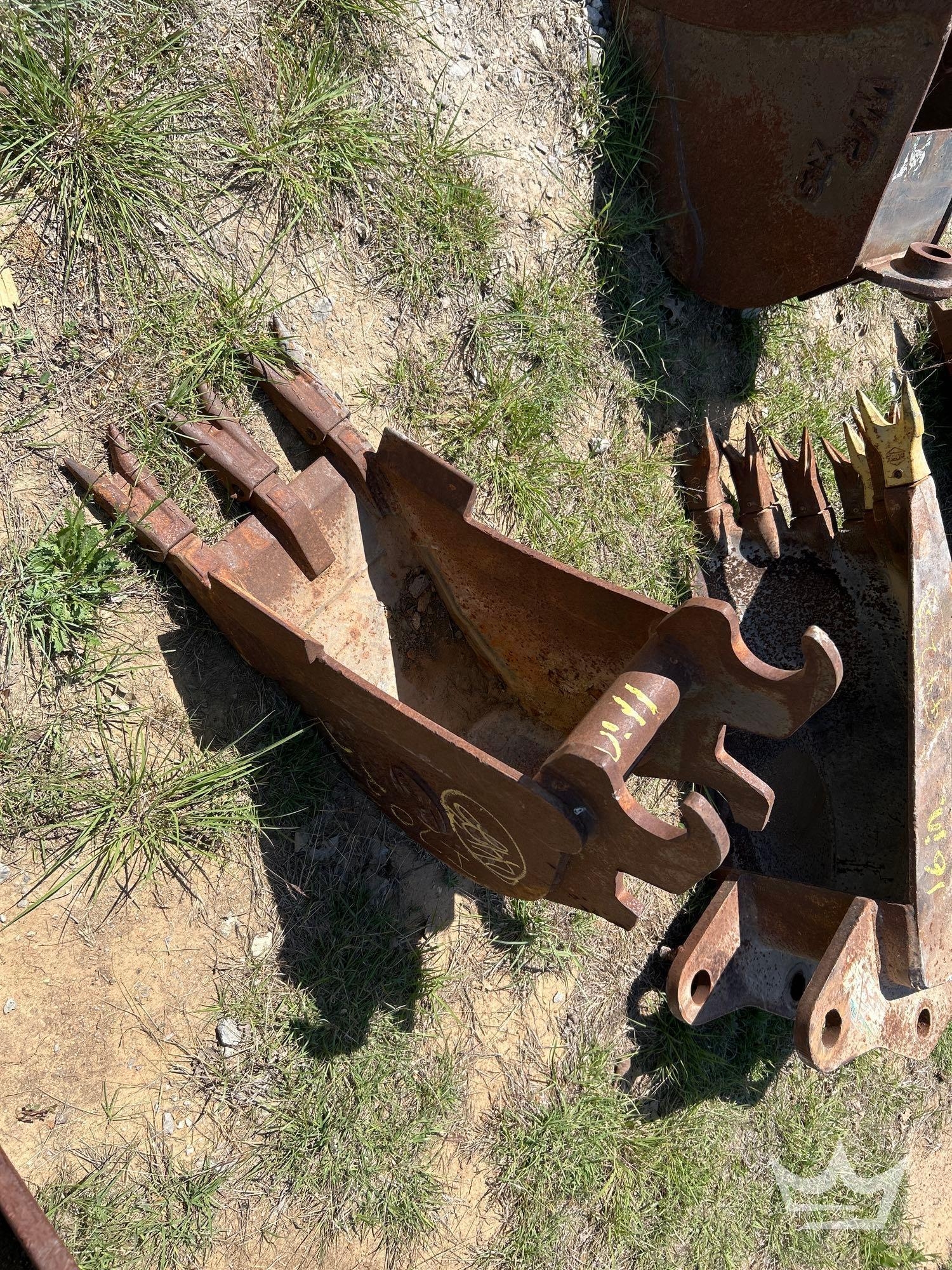 11in. Bucket with Teeth Excavator Attachment (A64194)