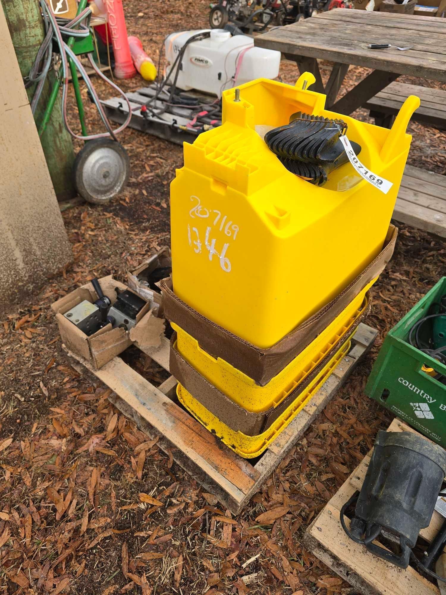 JOHN DEERE HOPPERS & CULTIVATOR FEET, MISC (A58374)