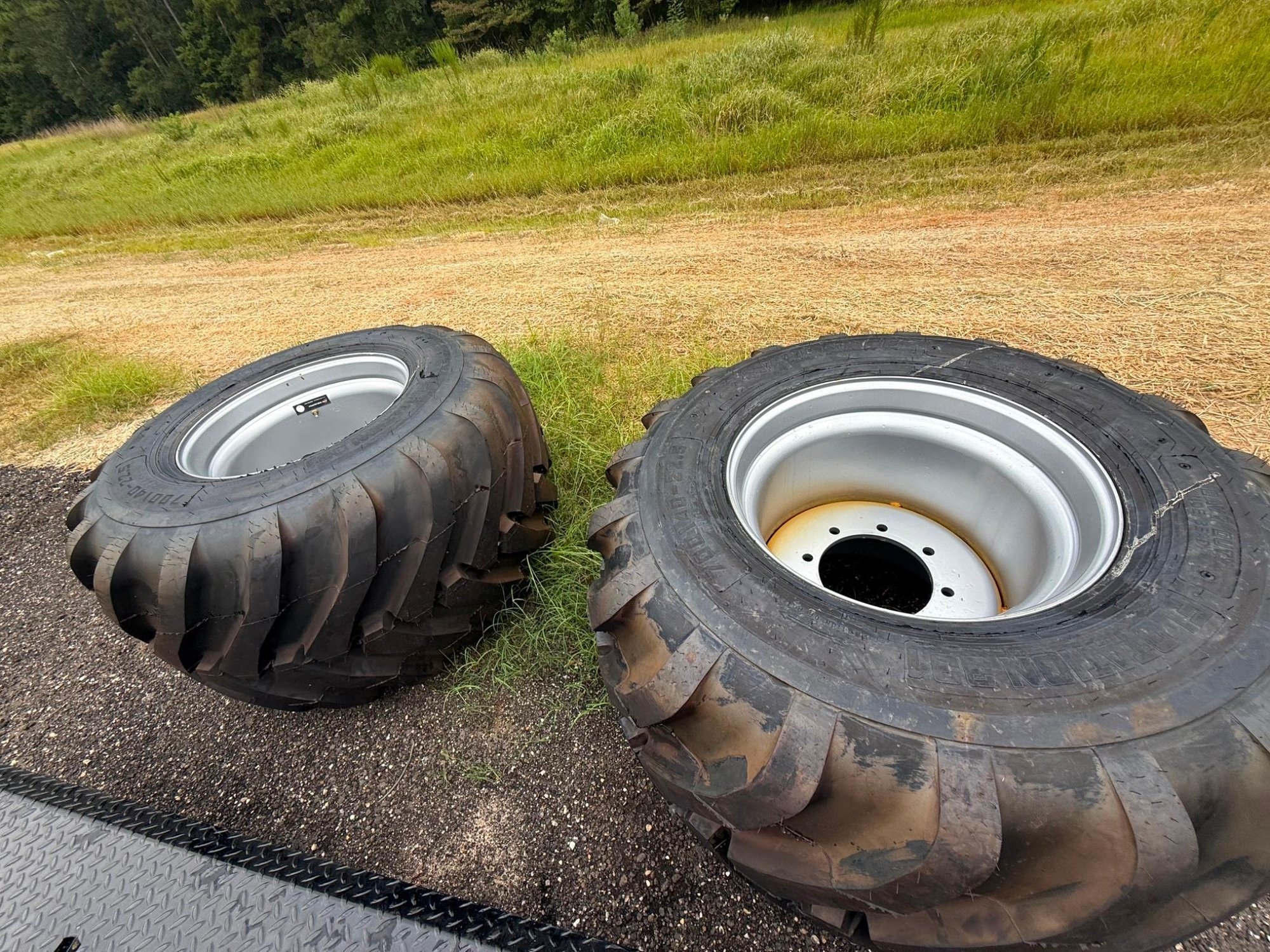Pair of New 700/40-225 Alliance Tires with Rims (A55302)