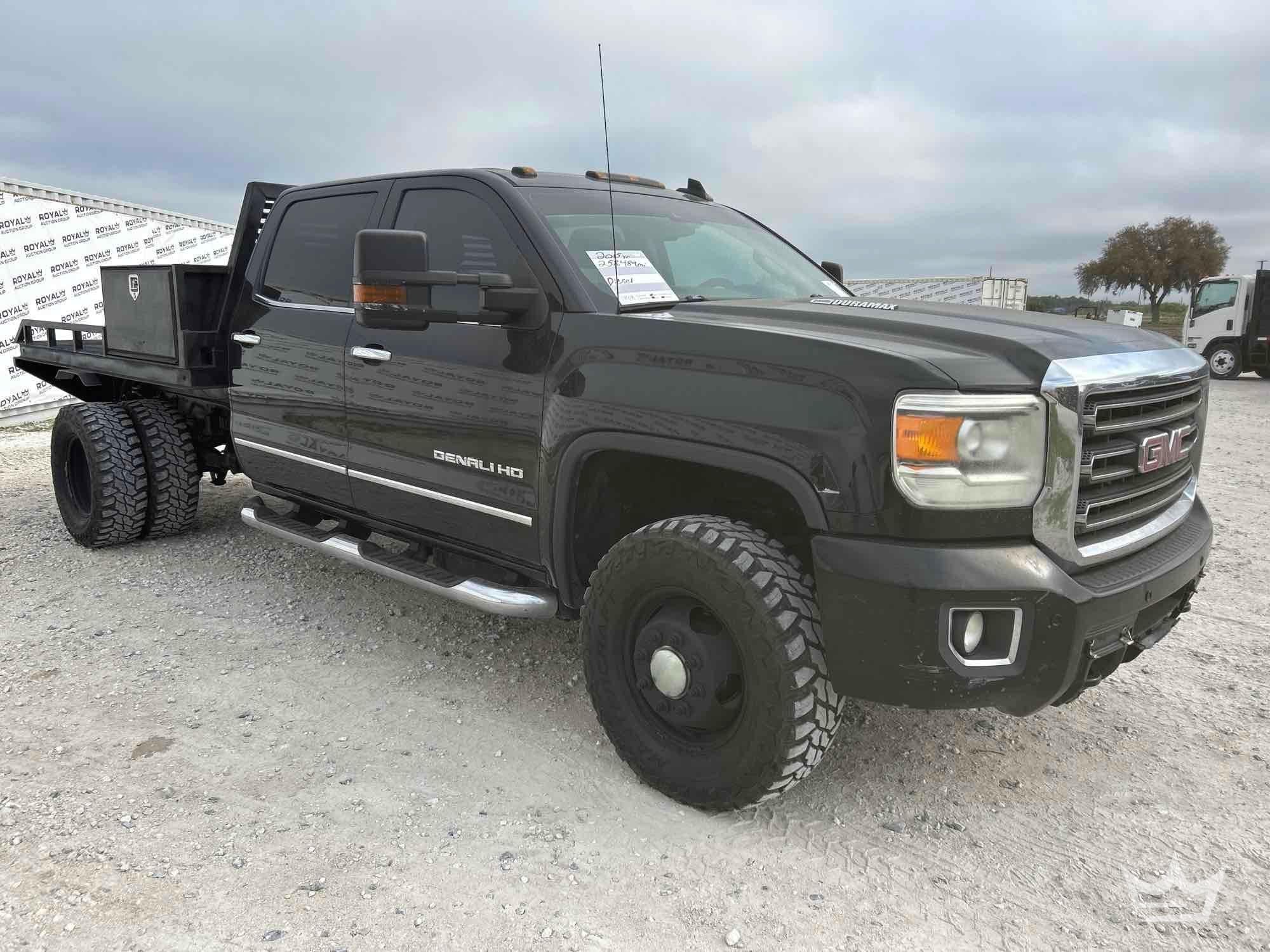 2015 GMC Sierra 3500 HD 4x4 Crew Cab Flatbed Truck (A64556)
