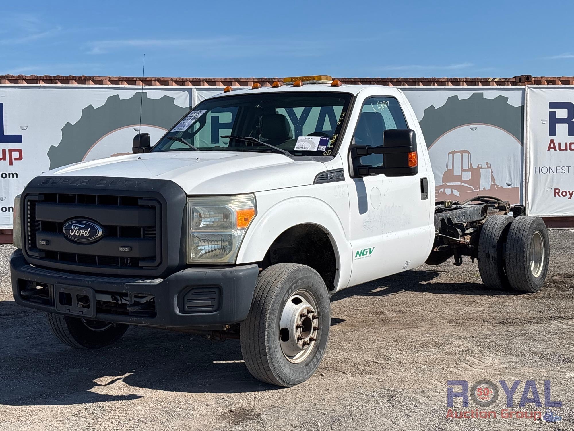 2015 Ford F-350 4x4 Cab and Chassis Truck (A53422)