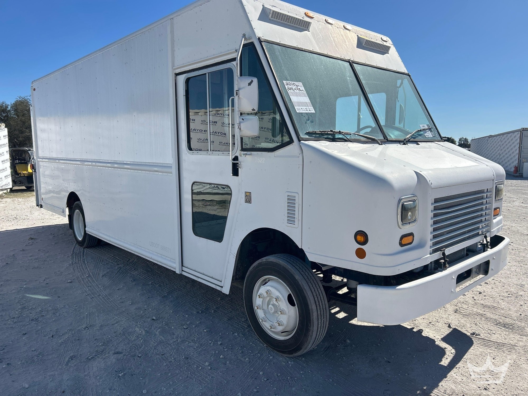 2010 Workhorse Custom Chassis W62 Delivery Truck with Liftgate (A64556)