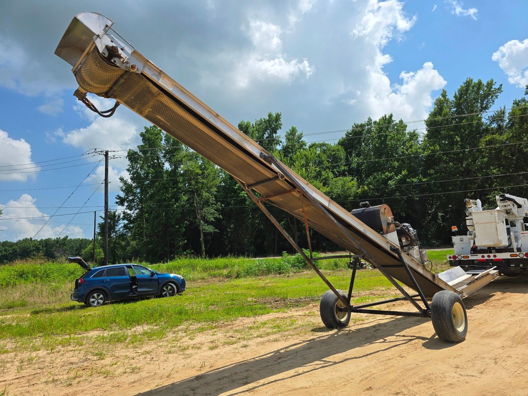 Adams FL24 Fertilizer Conveyor - 24IN Belt, Predator Engine, 2IN Hitch, Refurbished by Manufacturer (A50397)