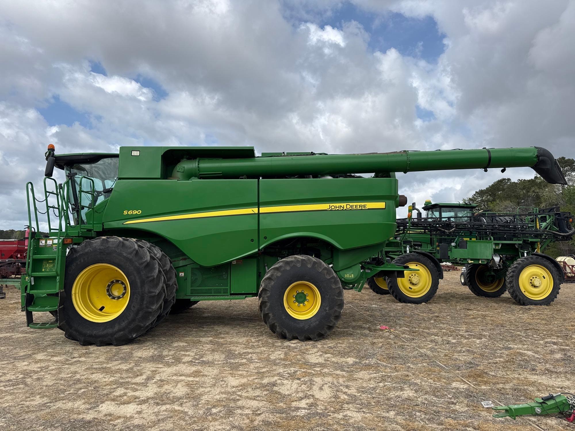 JOHN DEERE S690 COMBINE (A64278)