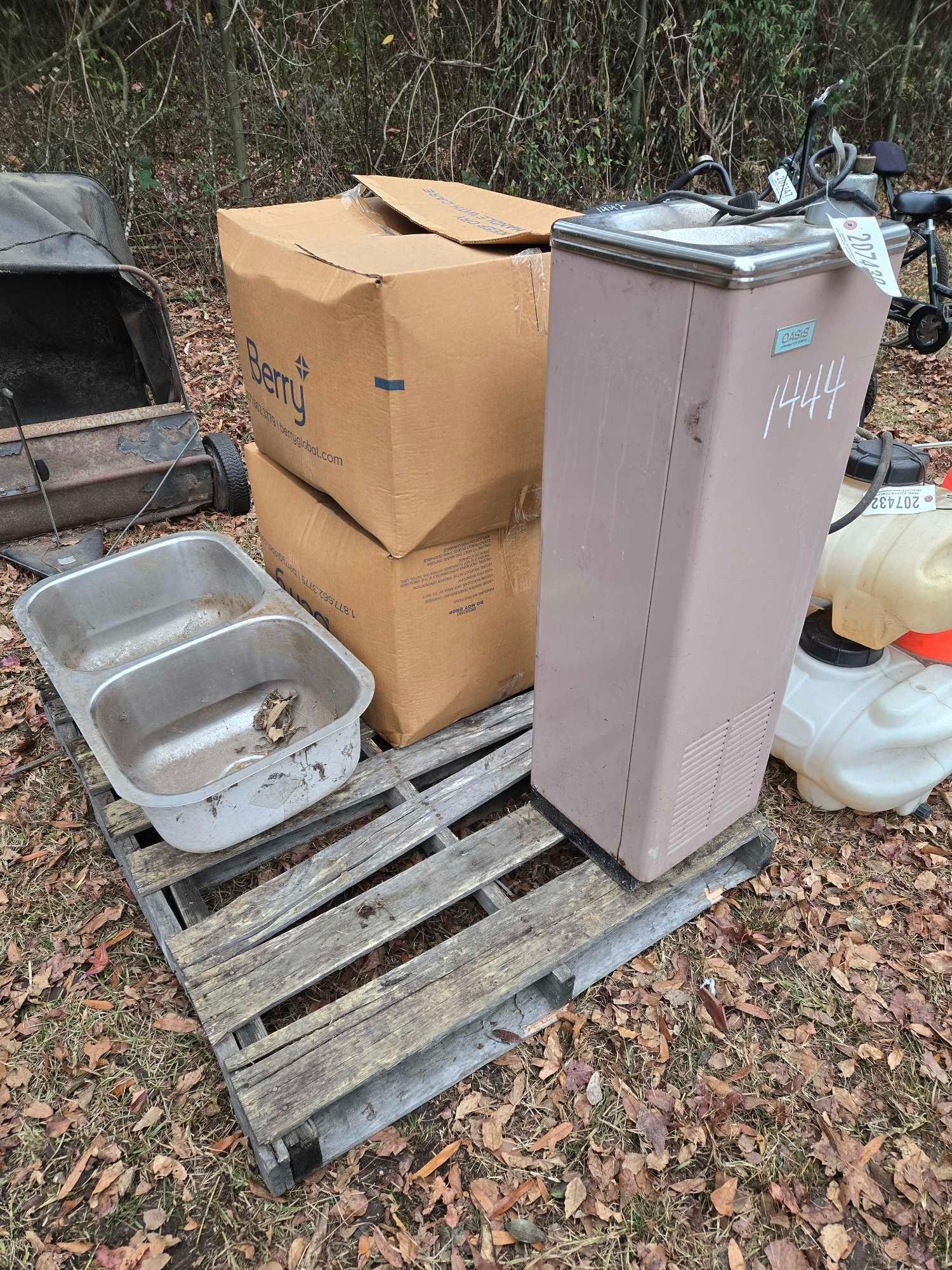 PALLET OF FOUNTAINS (A58374)