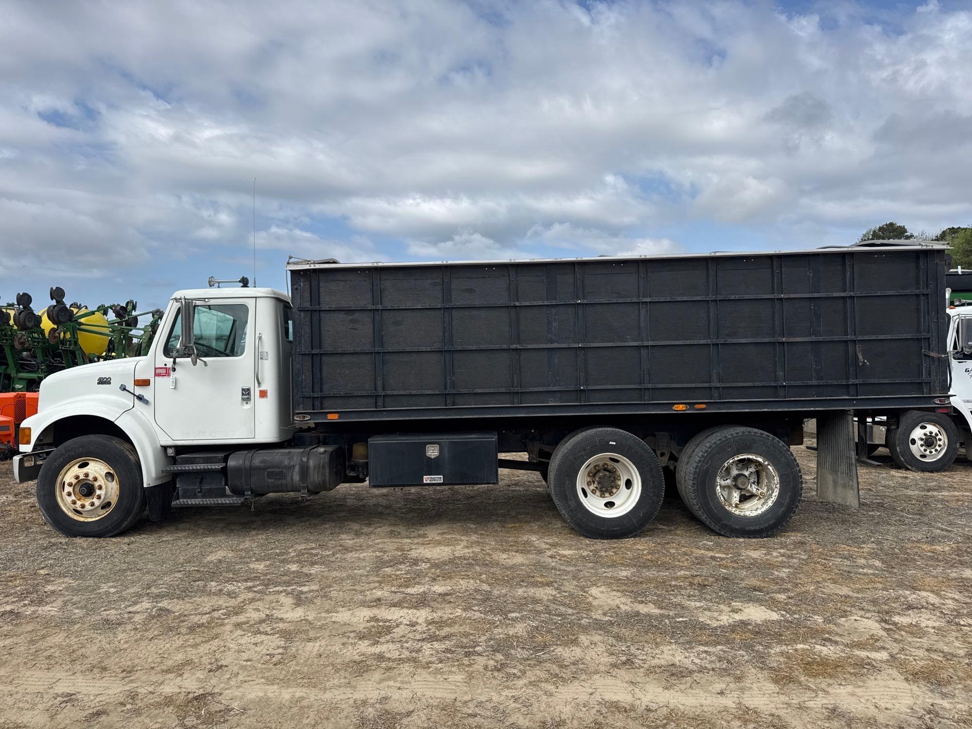 2000 INTERNATIONAL 4900 - 10 WHEELER GRAIN TRUCK (A64278)
