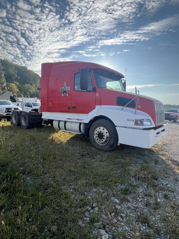 1998 Volvo VNL64T Sleeper Truck (A62679)