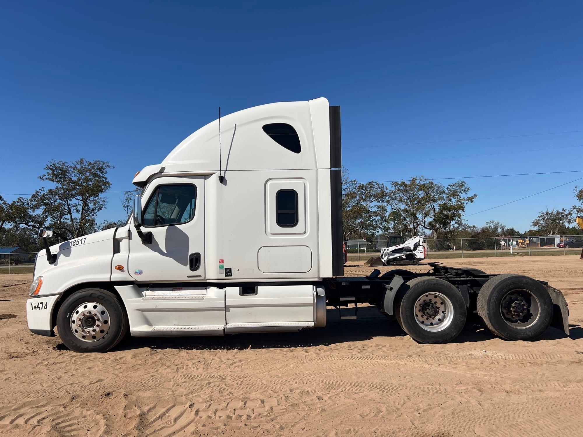 2012 FREIGHTLINER CASCADIC DBL SLEEPER ROAD TRACTO (A58375)