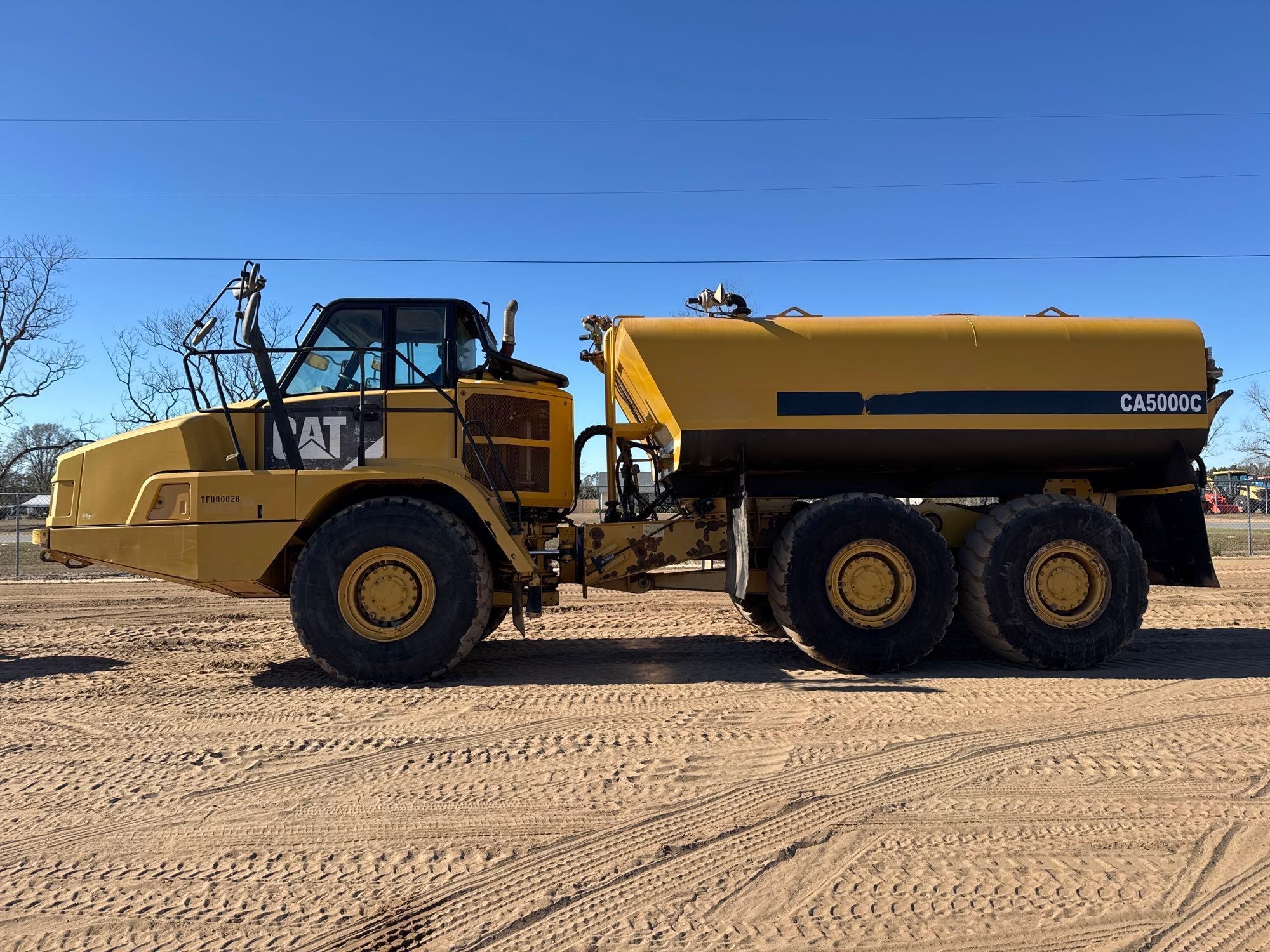 2015 CATERPILLAR 725C WATER TRUCK (A60429)