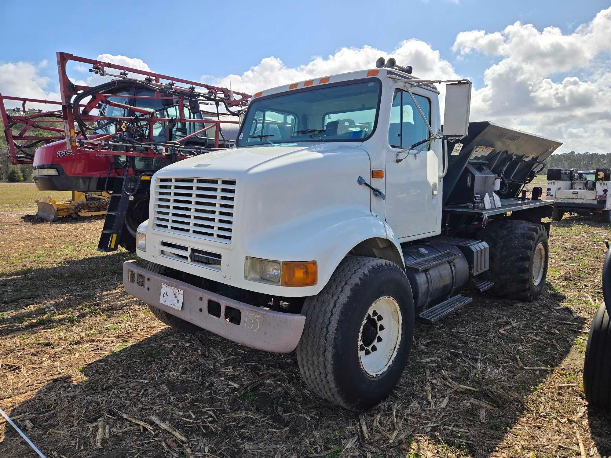 INTERNATIONAL 8100 SPREADER TRUCK (A63291)