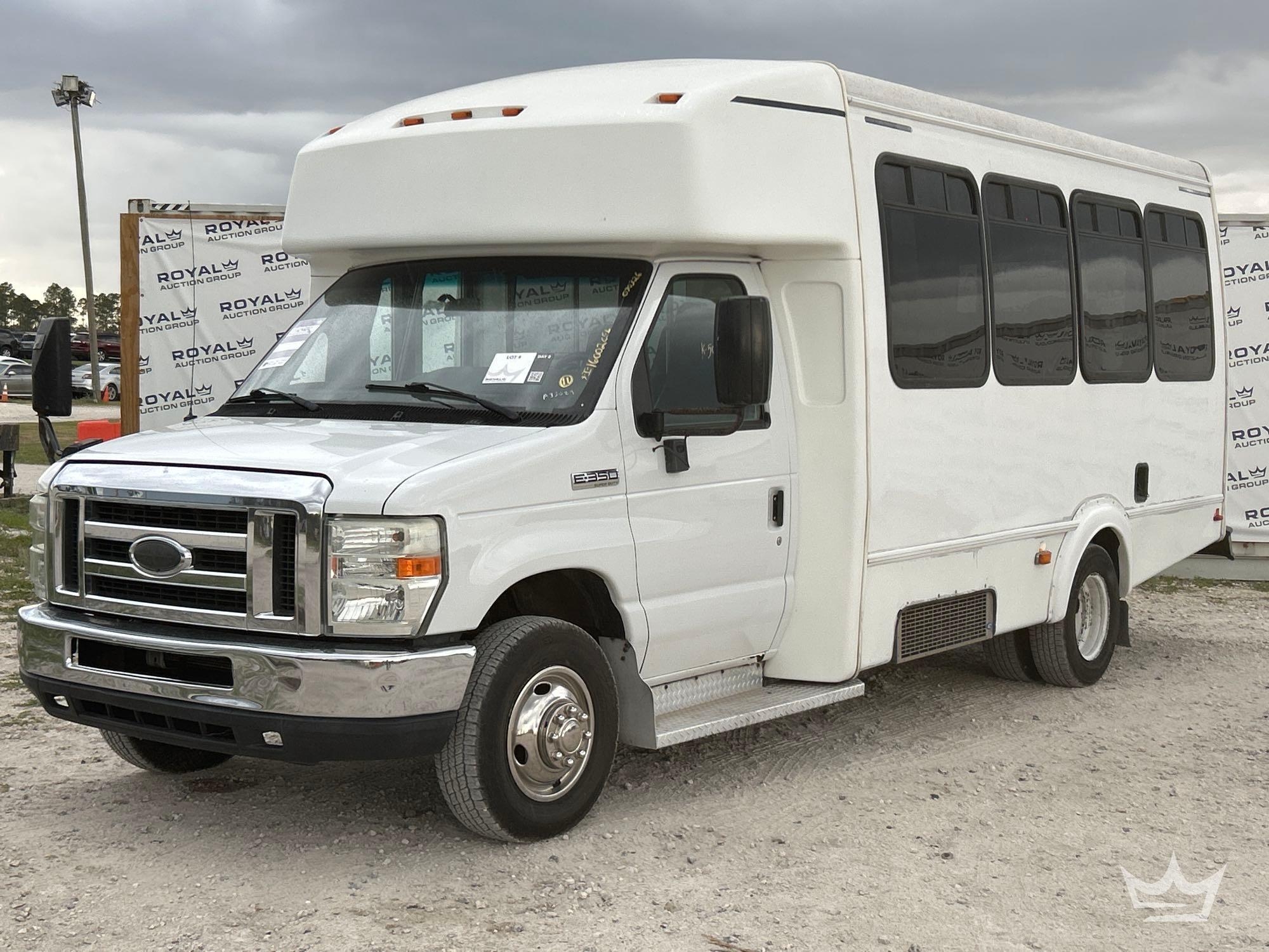 2015 Ford E-350 Shuttle Bus (A64556)