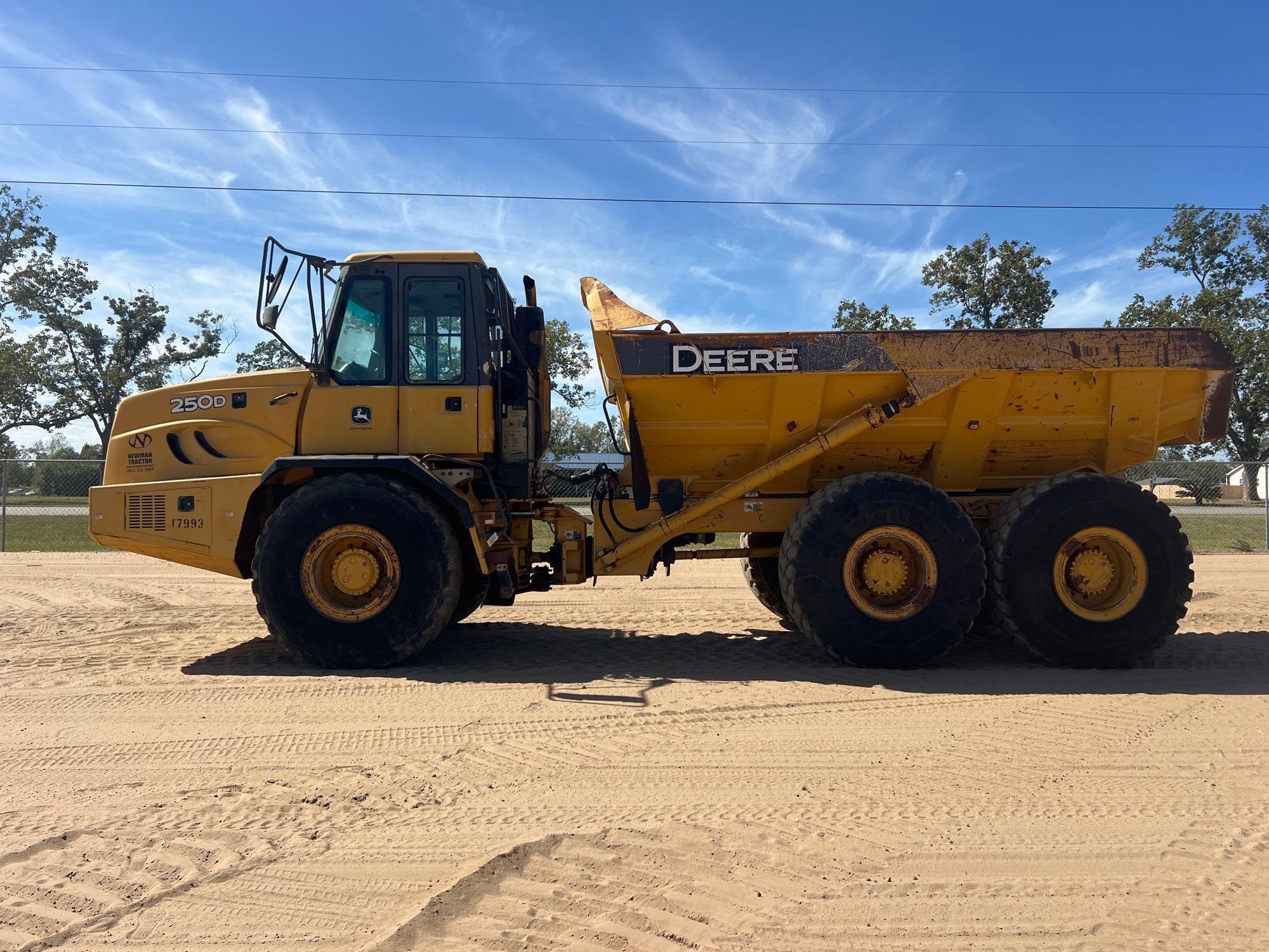 2006 JOHN DEERE 250D OFF ROAD DUMP TRUCK (A52705)