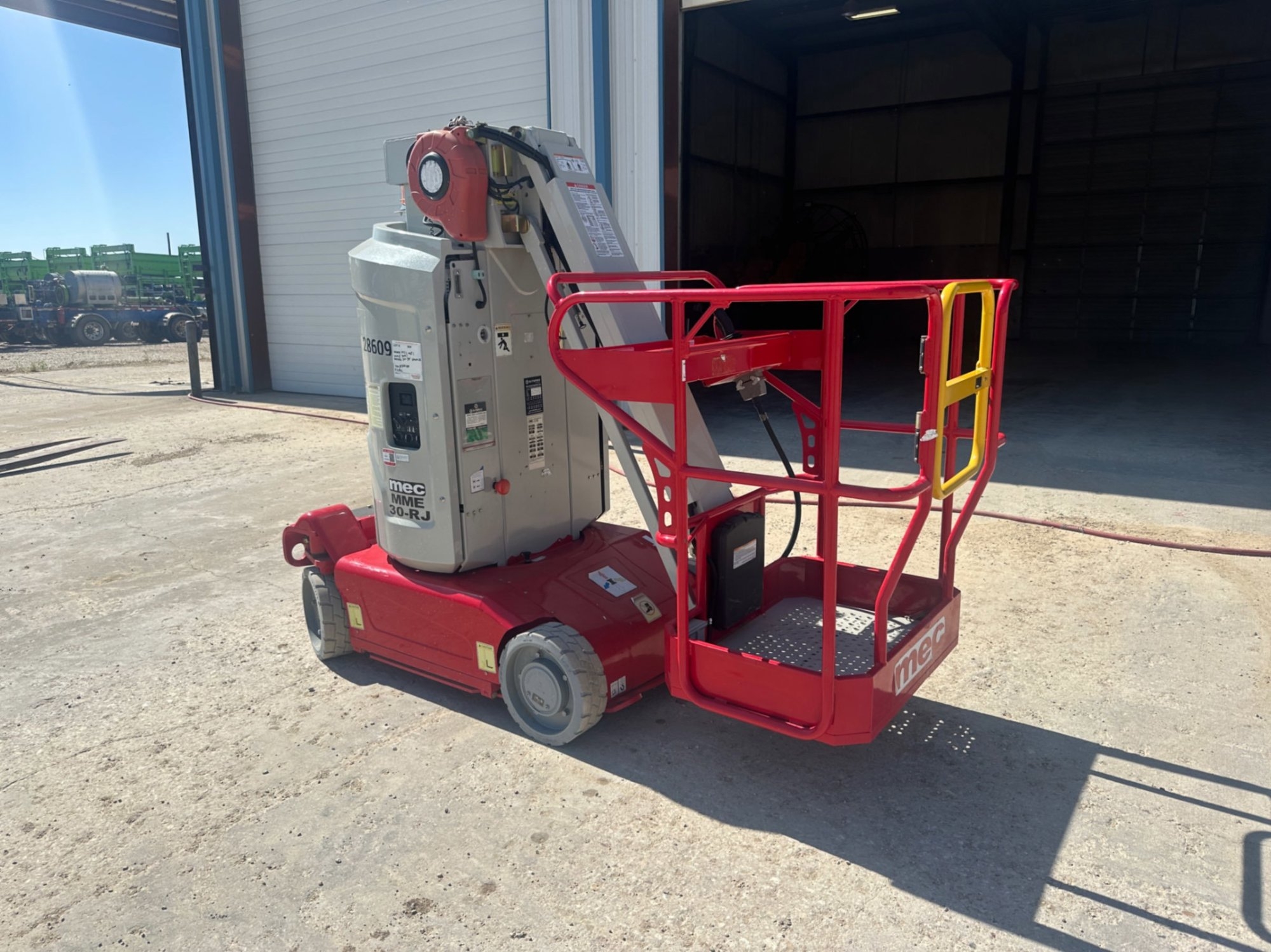 2023 MEC 30-39 ELECTRIC VERTICAL MAST JIB (A48992)