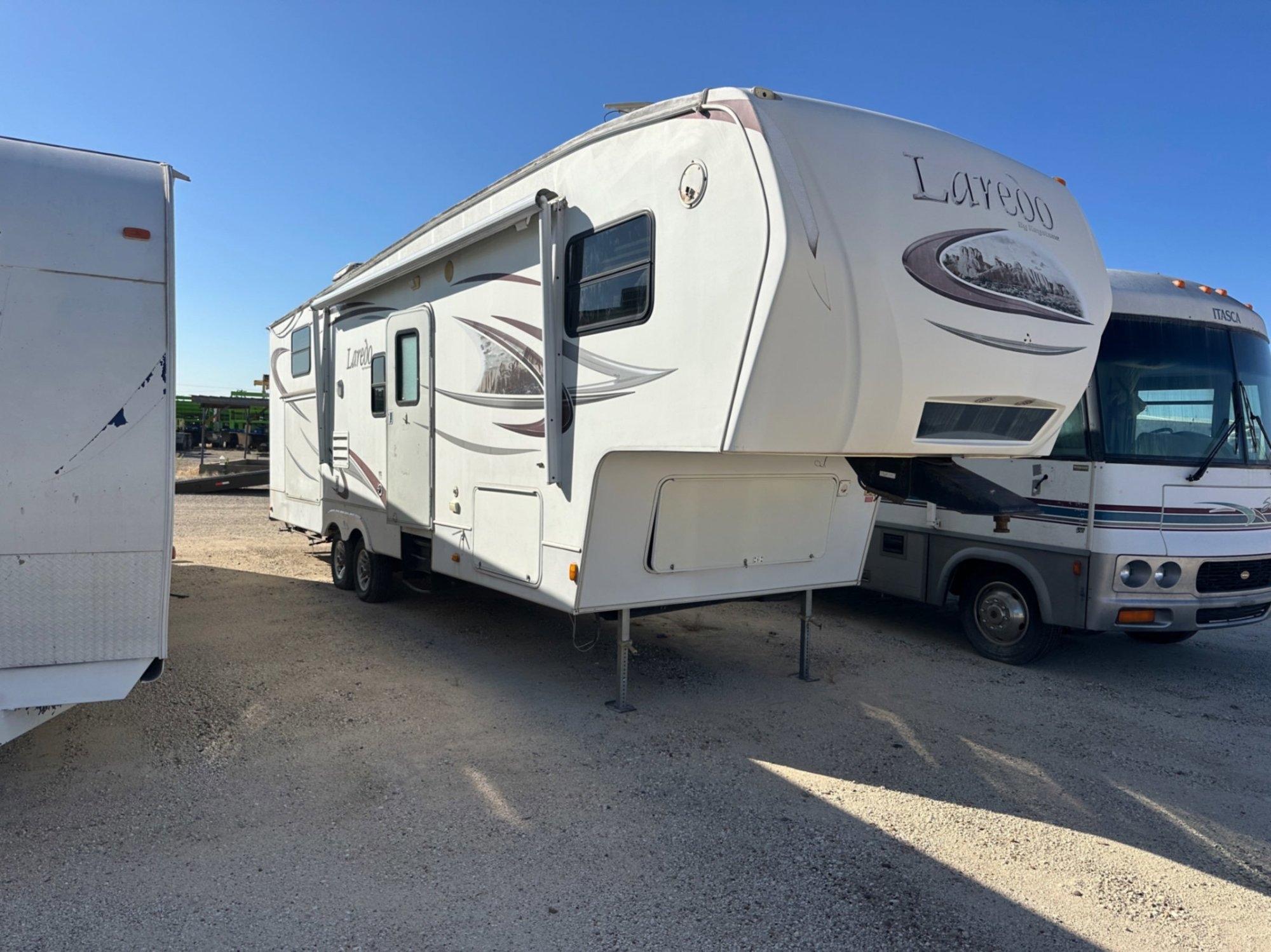 2010 LAREDO 5TH WHEEL (A58214)