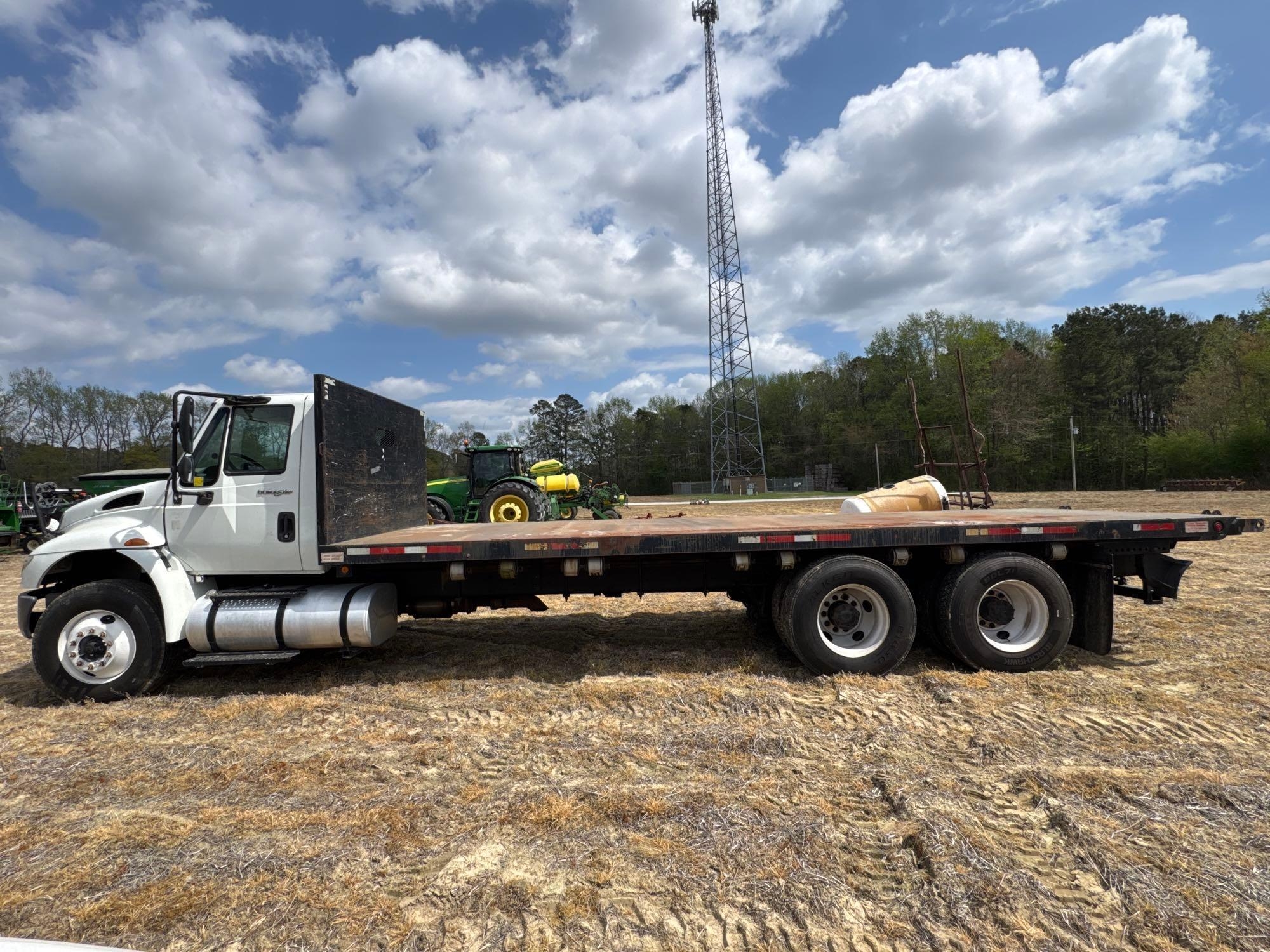 2013 INTERNATIONAL DURASTAR 10 WHEEL FLATBED TRUCK (A64278)