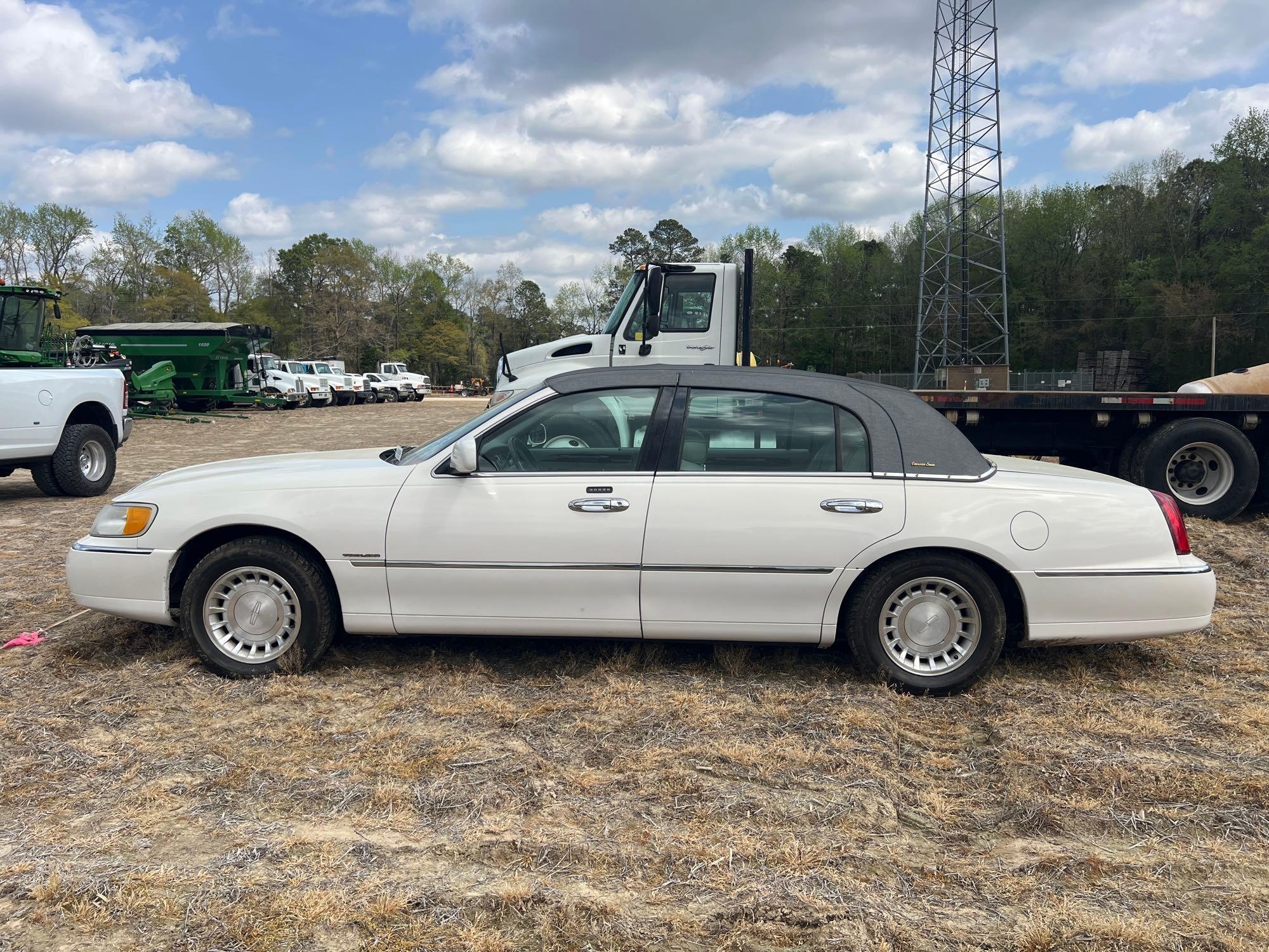 2000 LINCOLN TOWNSCAR (A64278)