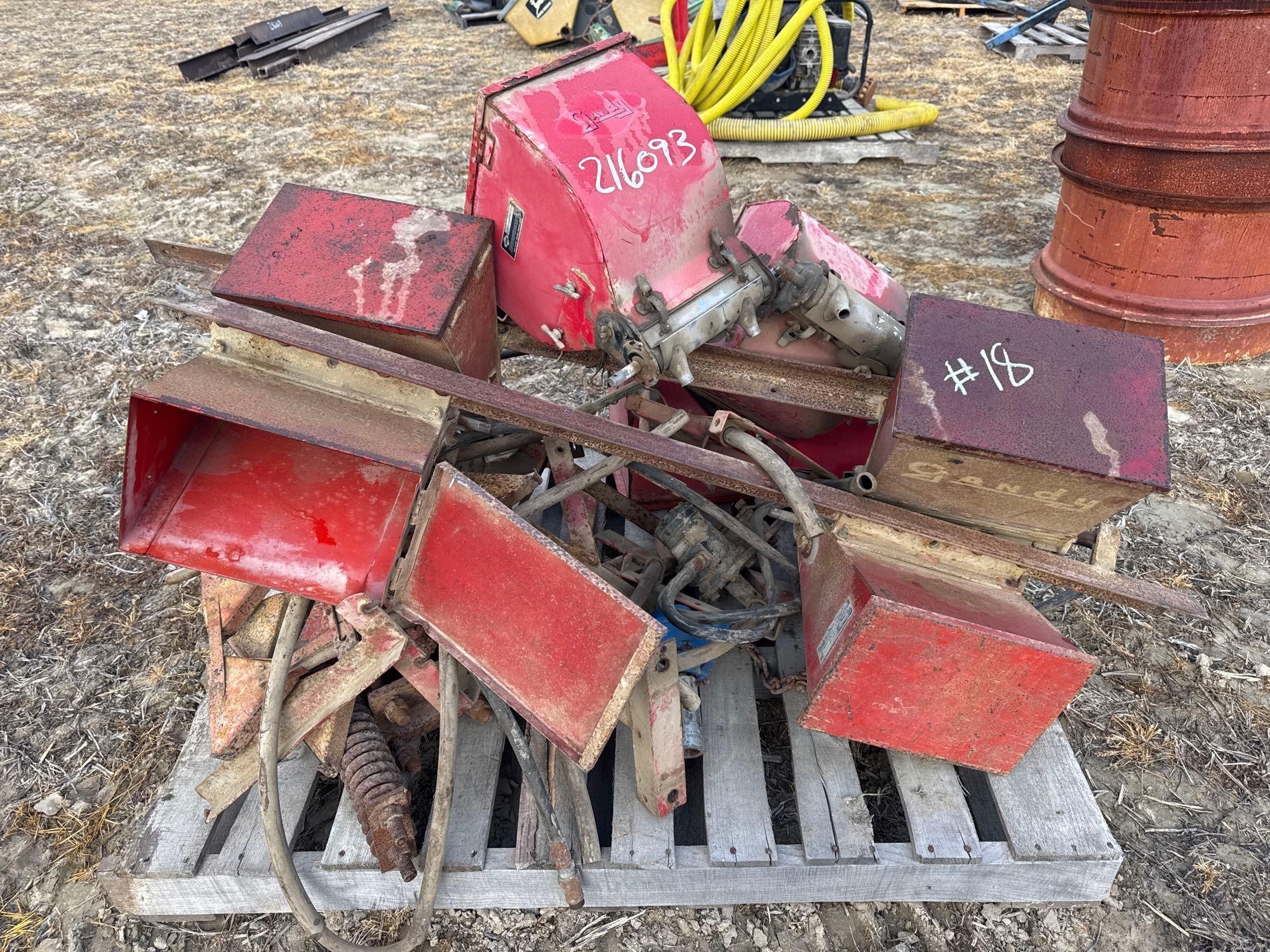 PALLET OF GANDY APPLICATORS (A64278)