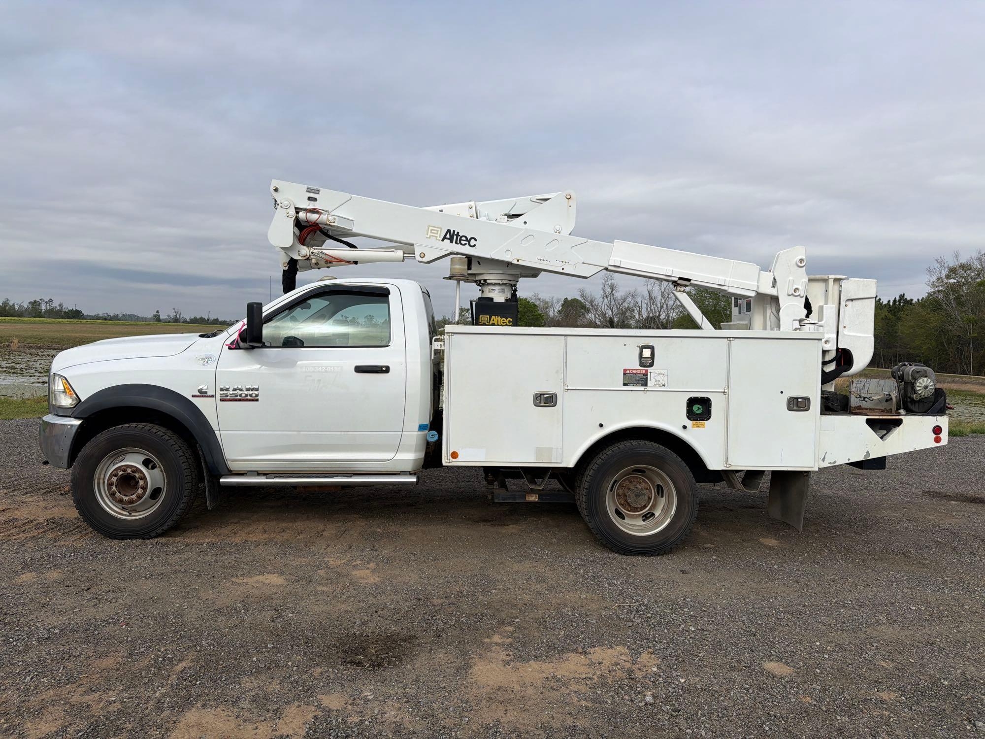 2014 DODGE RAM HEAVY DUTY INSULATED BUCKET TRUCK (A63276)