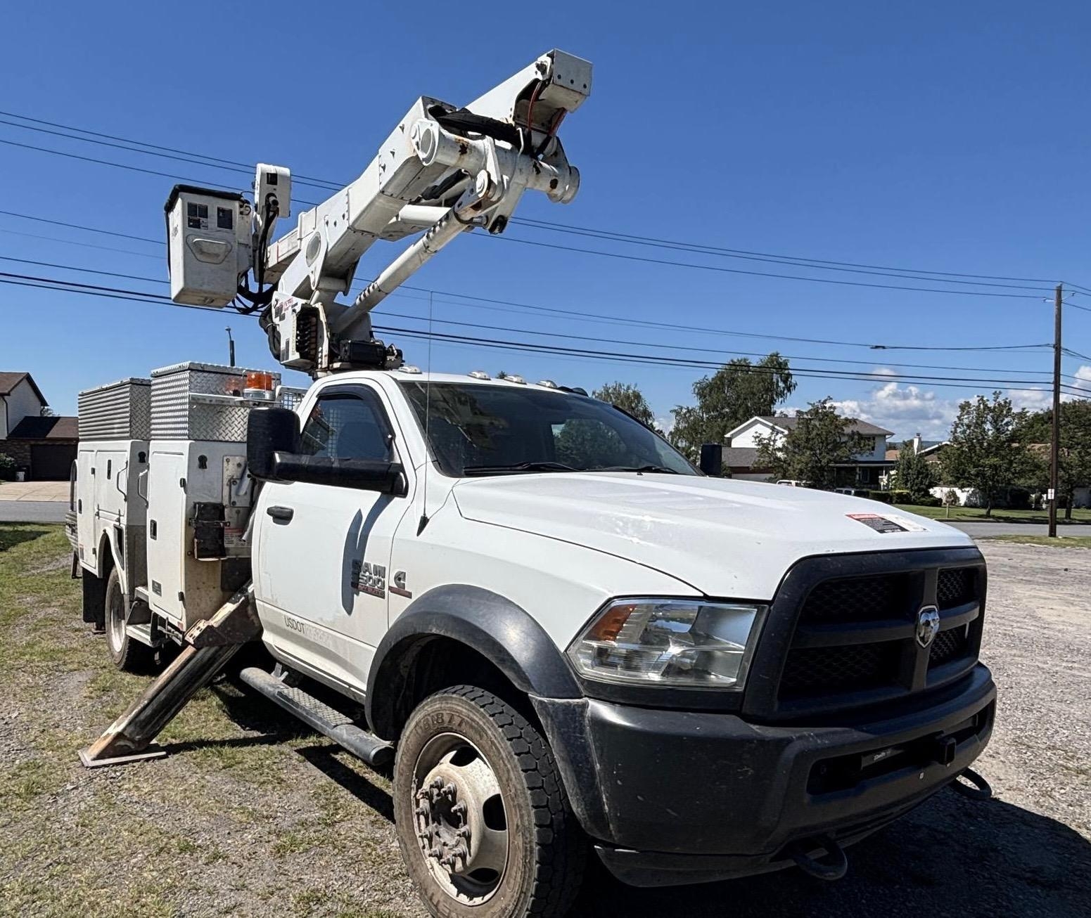2016 RAM 5500 Bucket Truck - Cummins Diesel - Auto Trans - 4X4 - Altec AT41M Boom (A55218)