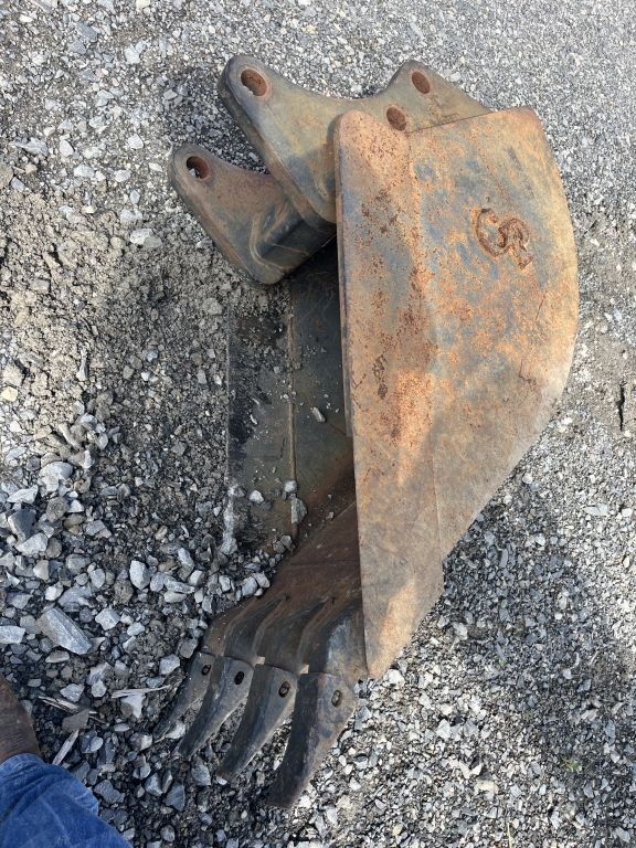 24" New Holland Bucket (A47371)