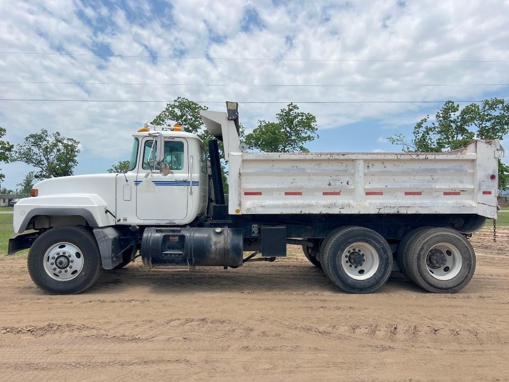 2003 MACK RD6885S T/A DUMP TRUCK (A51406)