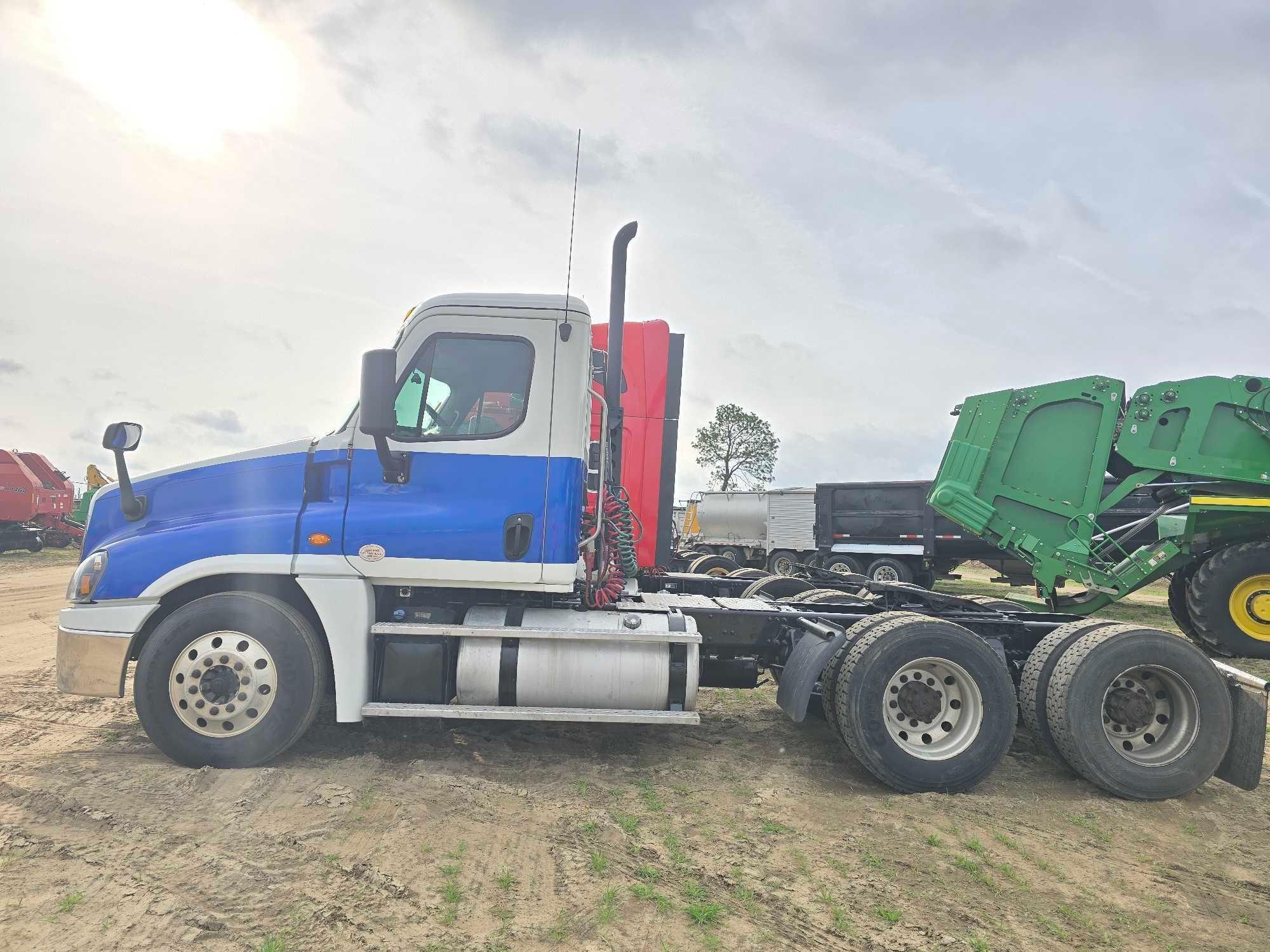 2019 FREIGHTLINER T/A CASADIA DAY CAB (A63290)